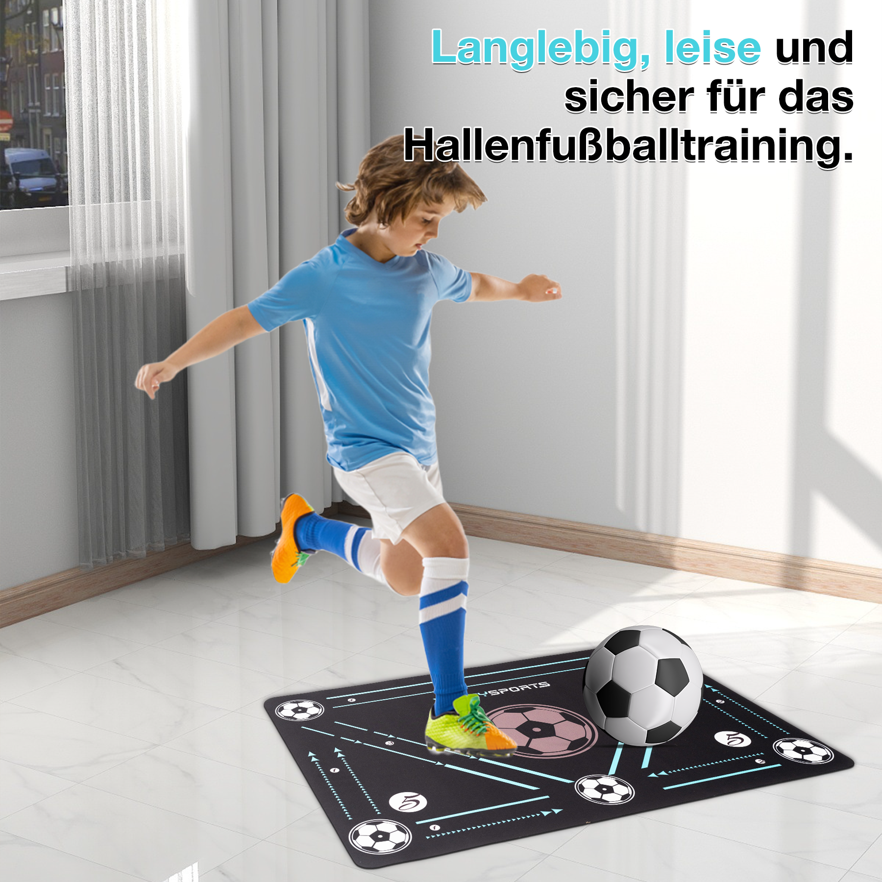 Junge in blauem Hemd tritt einen Fußball auf einer Matte. Im Hintergrund Fenster und Vorhänge.