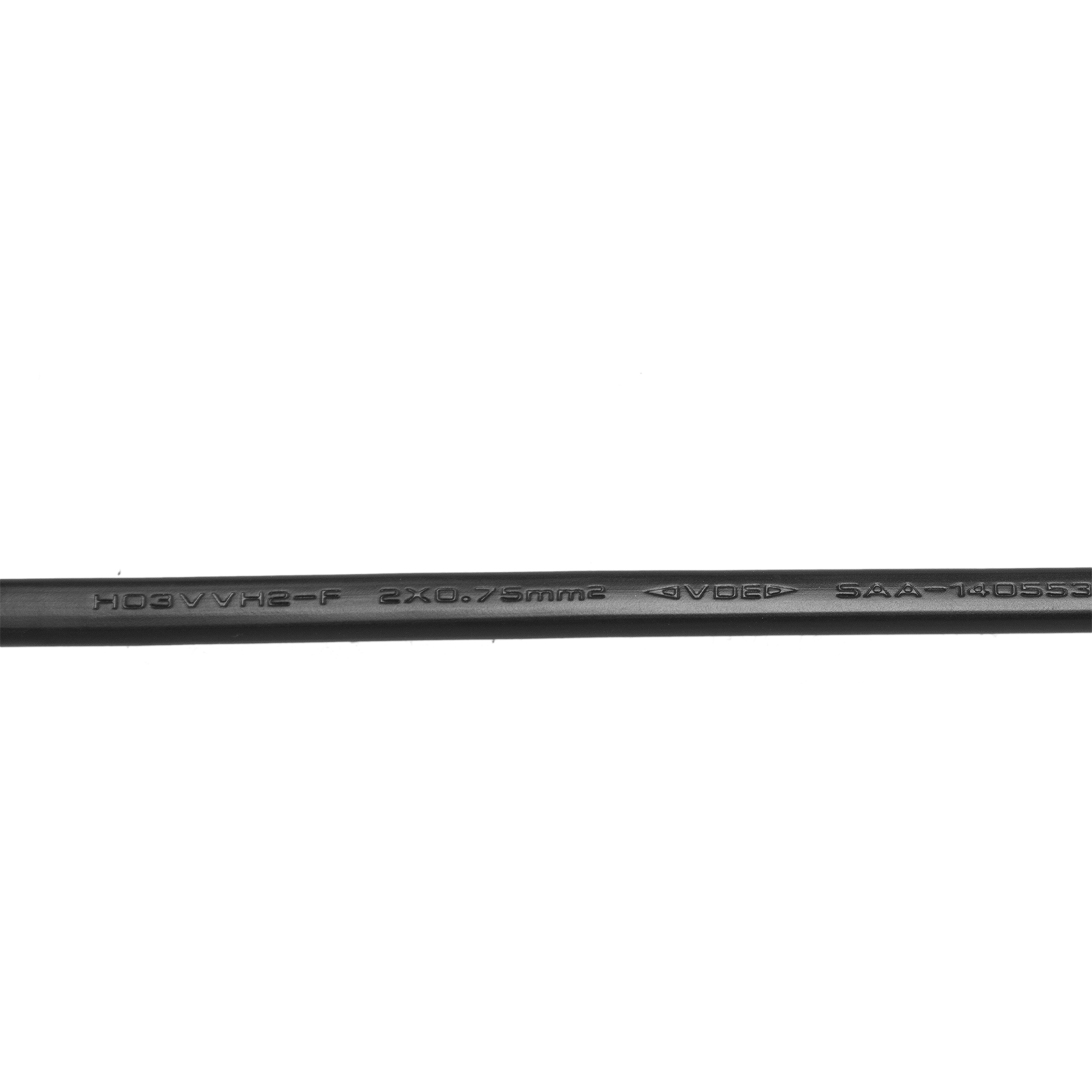 Ein schwarzes Kabel mit weißem Text. Es hat Text wie "H03VVH2-F 2X0.75mm2 GVDE SAA-140553".