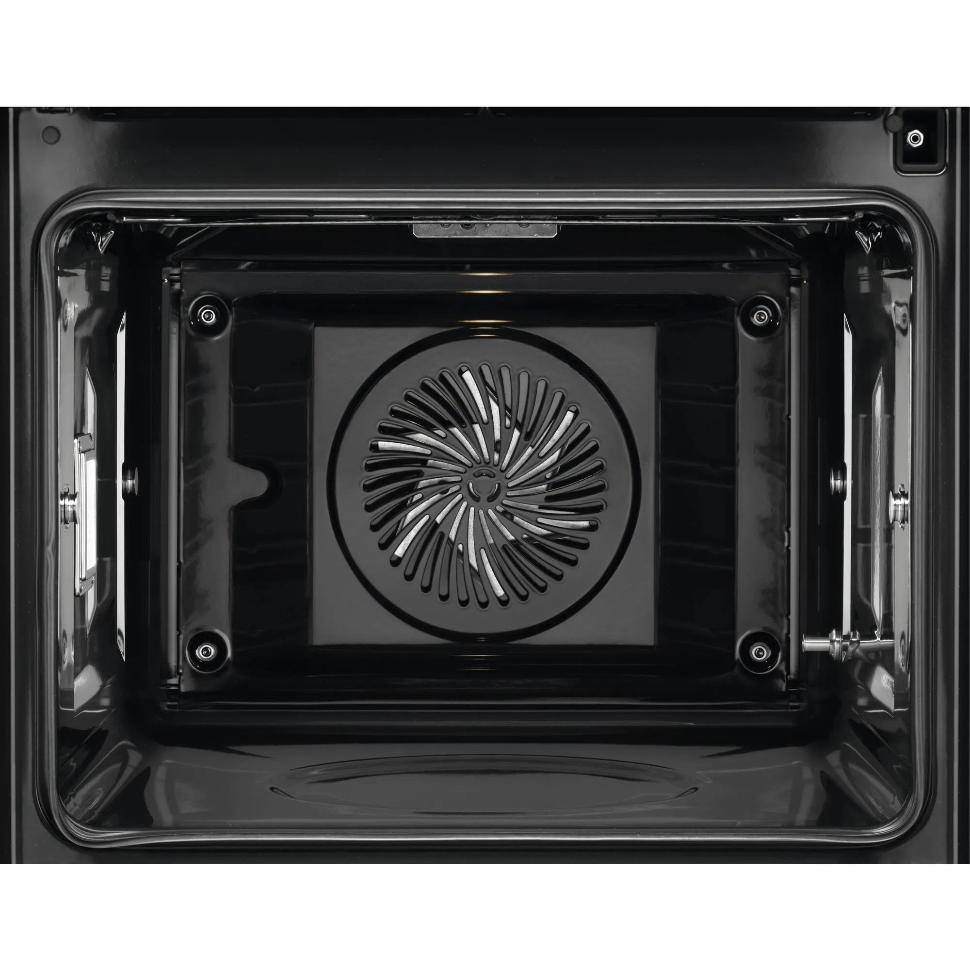 À l'intérieur d'un four noir. Un ventilateur est au centre. L'intérieur est sombre.