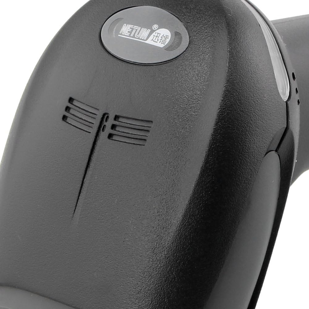 Nahaufnahme eines grauen Barcode-Scanners. Er hat den Markennamen 'NETUM' und ein Design aus parallelen Linien.