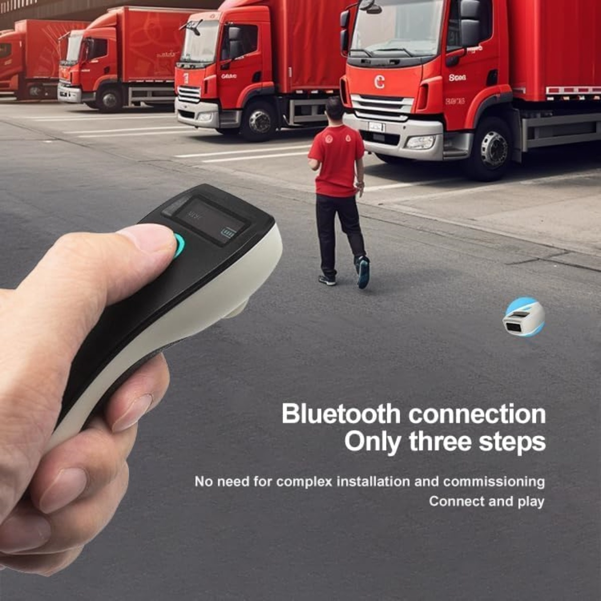 Eine Hand hält einen Scanner. Rote Lastwagen sind im Hintergrund. Ein Mann im roten Hemd geht. Bluetooth-Verbindungstext ist sichtbar.