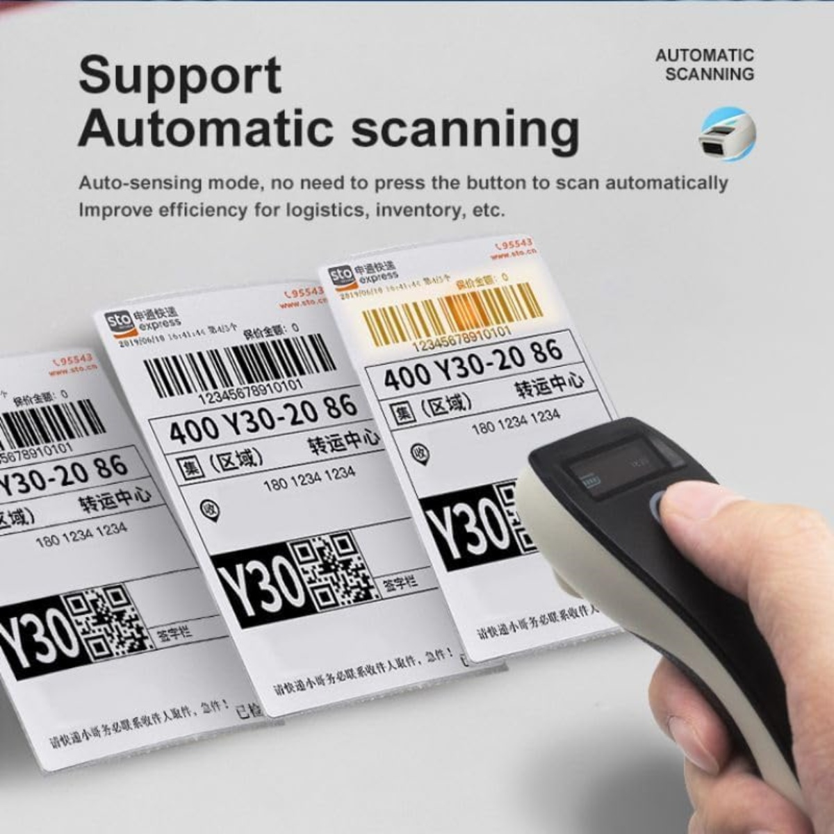 Eine Hand hält einen Scanner über Versandetiketten. Etiketten zeigen Barcodes und Text. Der Hintergrund hat Text: Unterstützung Automatische Scannen.
