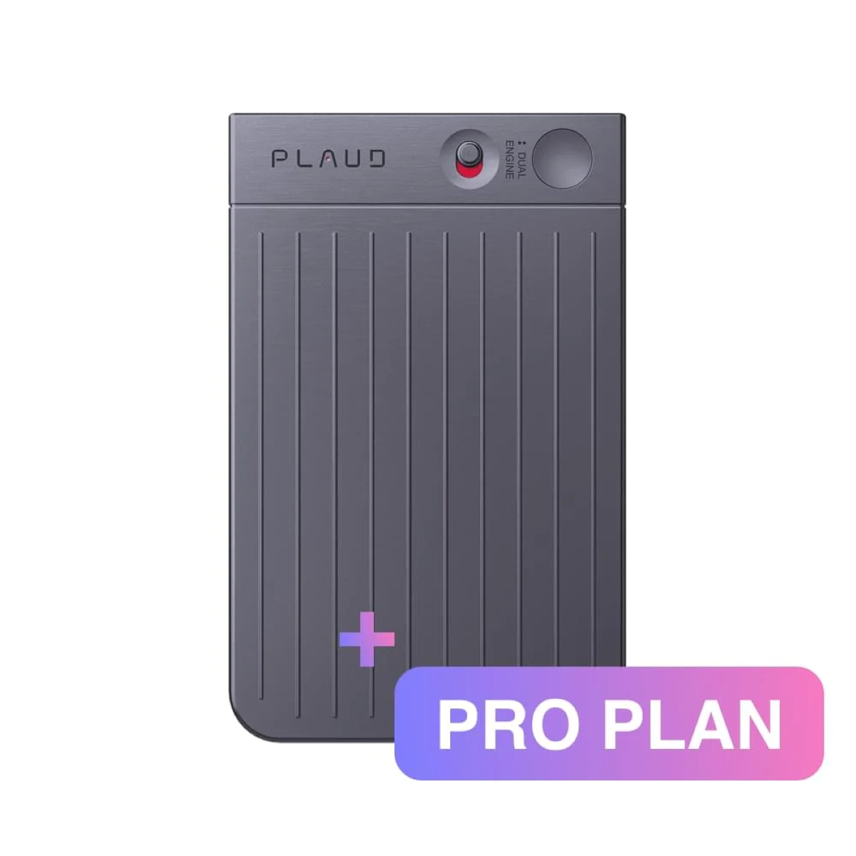 Un appareil gris avec 'PLAUD' en haut et 'PRO PLAN' en bas. Il y a un signe plus rose et un bouton avec 'DUAL ENGINE'.