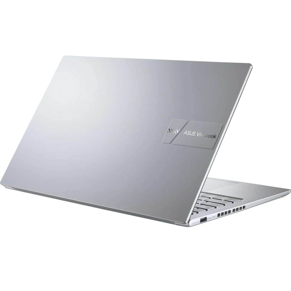 Silberner ASUS Vivobook Laptop, leicht geöffnet, Tastatur und Logo zeigend. Der Hintergrund ist weiß.