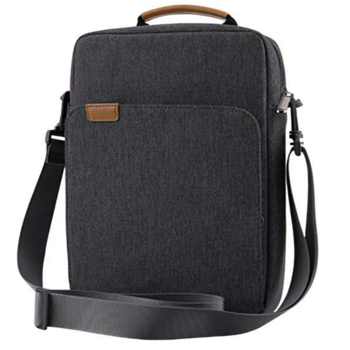 Eine schwarze Umhängetasche mit braunem Griff und Riemen. Sie hat eine kleine Vordertasche und einen schwarzen Schultergurt.