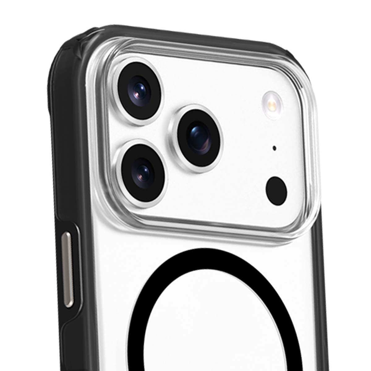 Primo piano del modulo fotocamera di un telefono all'interno di una custodia trasparente. Presenta tre lenti, un flash e una forma ad anello nero su sfondo bianco.