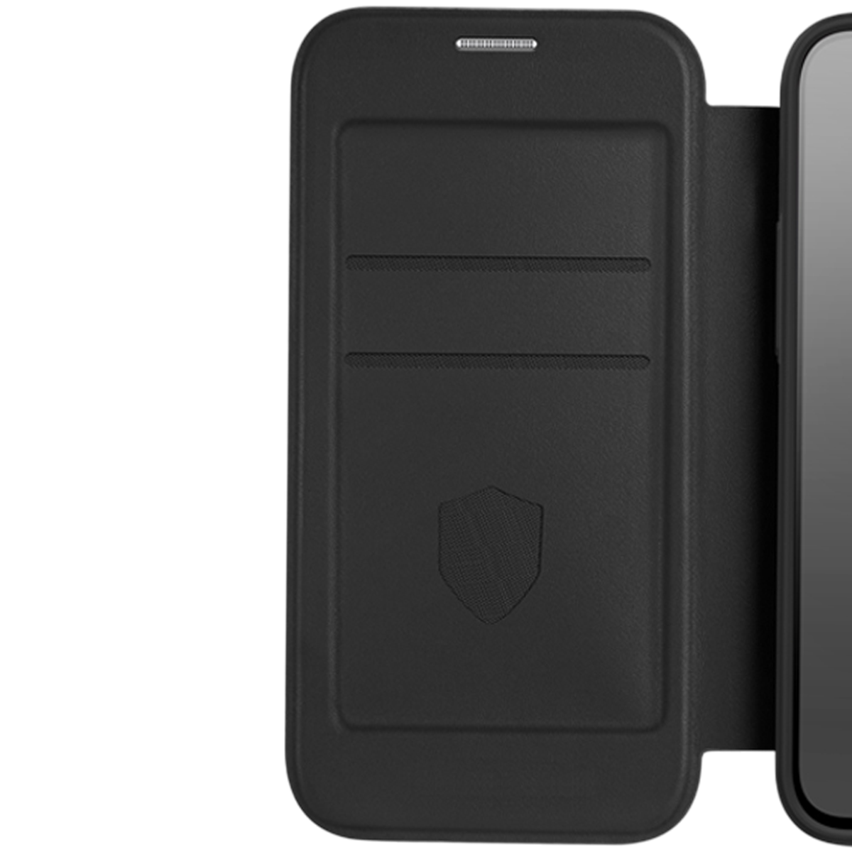 Una custodia nera per telefono è aperta, rivelando lo schermo del telefono. La custodia ha fessure per carte e un'emblema a scudo. Sfondo bianco.
