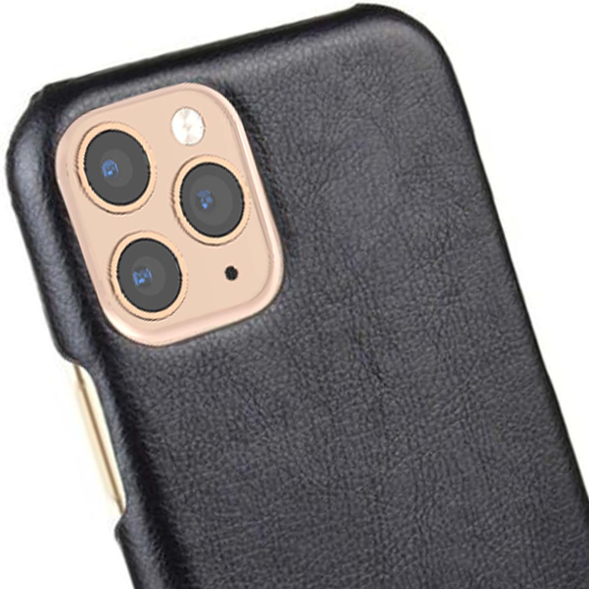 Primo piano di una custodia per telefono in pelle nera con un modulo fotocamera dorato. Il modulo ha tre lenti e un flash. Lo sfondo è bianco.