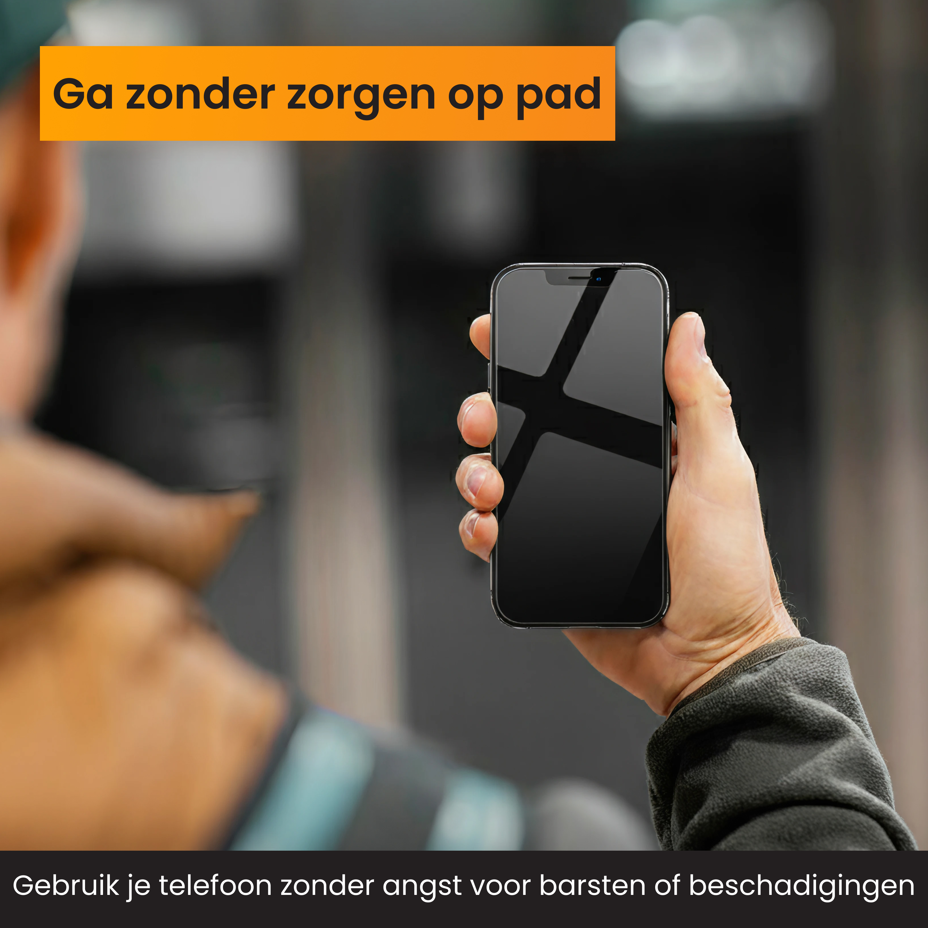Een hand houdt een zwarte smartphone vast. Tekst in het Nederlands: 'Ga zonder zorgen' en 'Gebruik je telefoon zonder angst'.