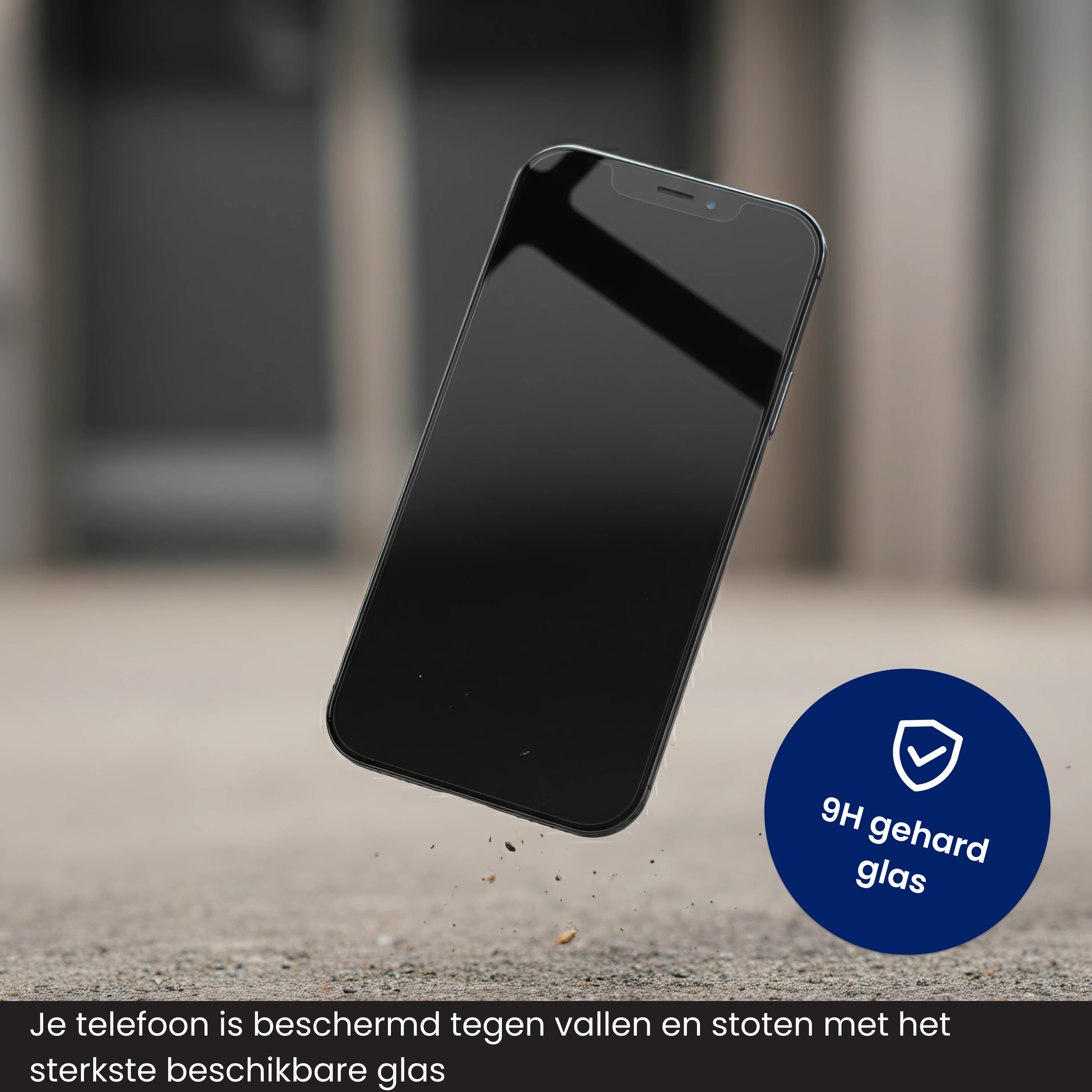 Een smartphone valt, met een 9H gehard glas sticker. De telefoon is zwart en de achtergrond is wazig.