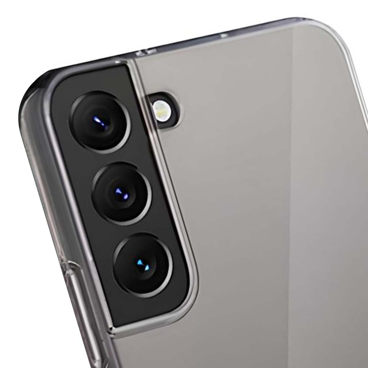 Primo piano del modulo fotocamera di un telefono, con tre lenti e un flash. Il telefono ha una custodia protettiva trasparente.