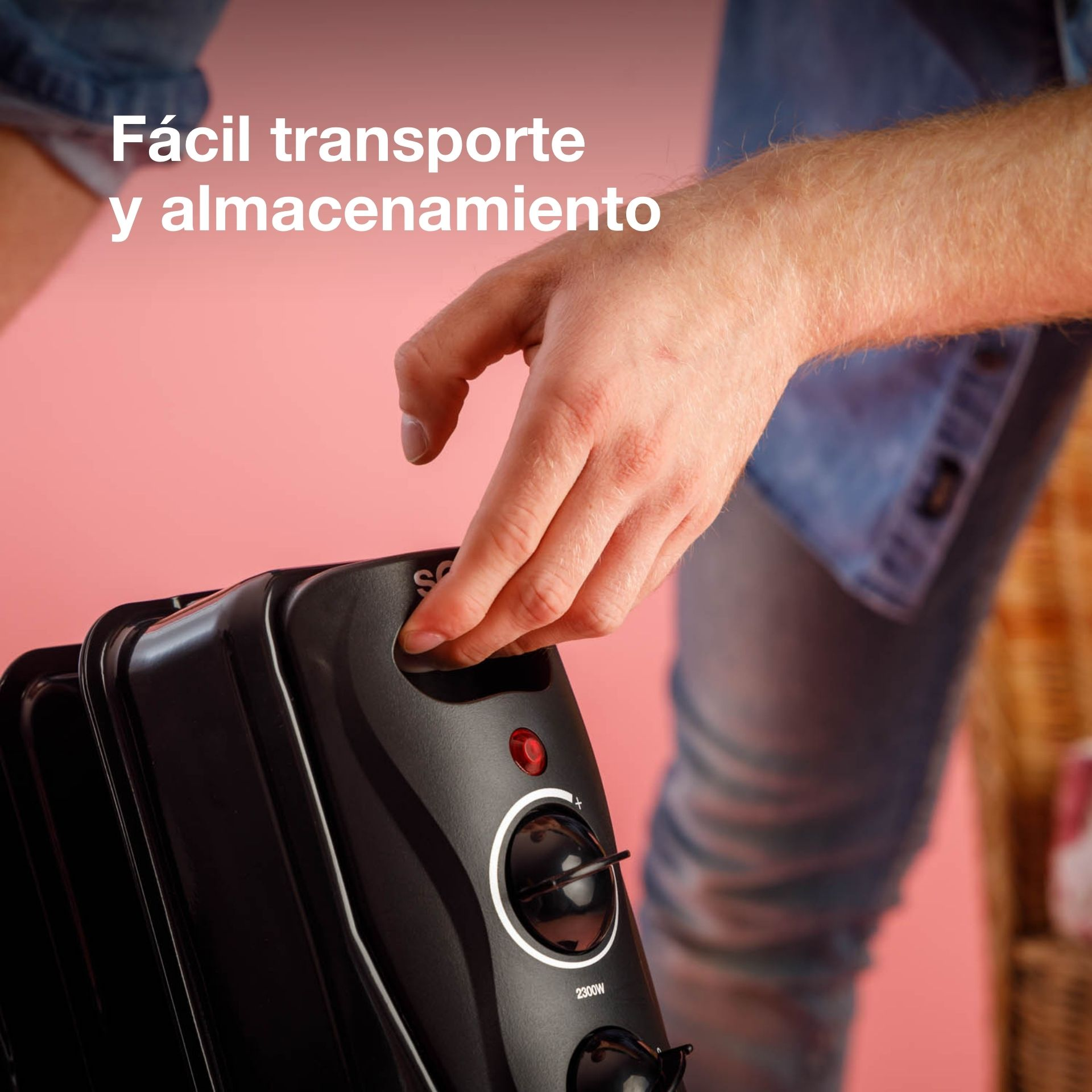 Die Hand einer Person stellt einen schwarzen Heizlüfter ein. Der Text 'Fácil transporte y almacenamiento' steht darüber.