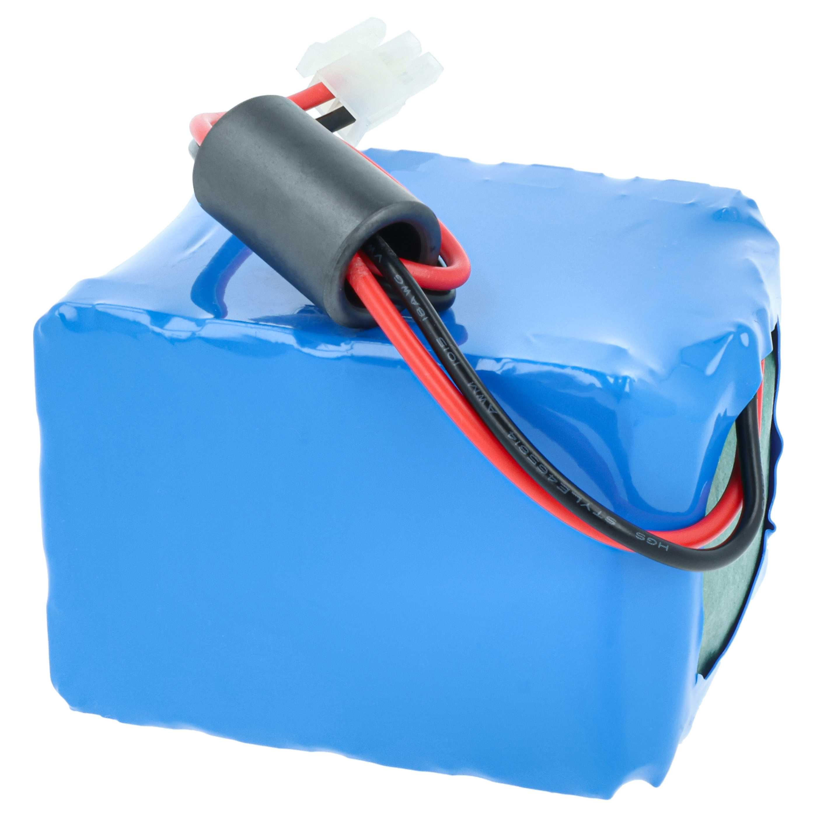 Ein blaues rechteckiges Batteriepaket mit schwarzen und roten Drähten und einem weißen Stecker, isoliert auf Weiß.