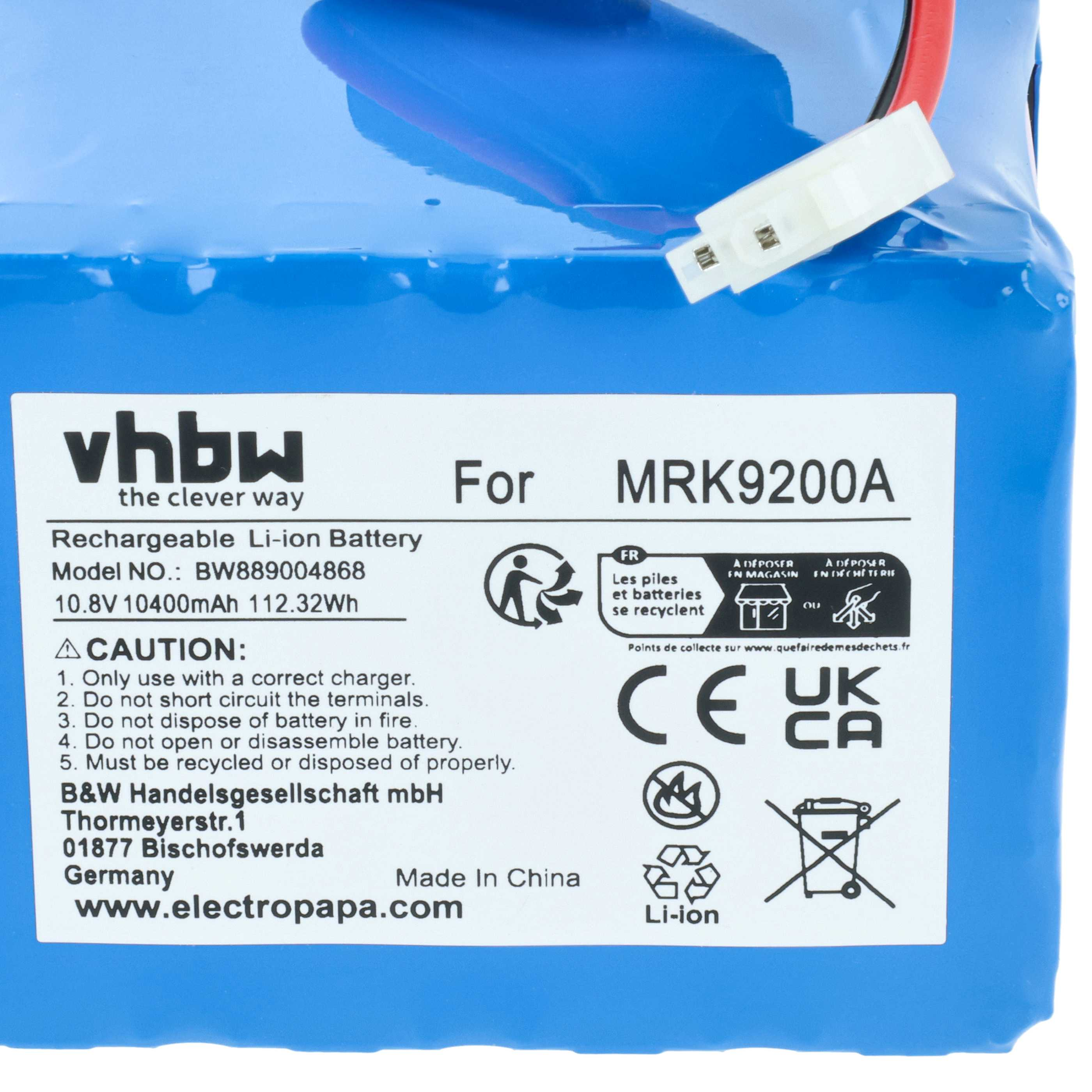 Blauer Akku mit weißen Etiketten. Text enthält Modell, Warnungen und Recyclingsymbole. Ein weißer Stecker ist sichtbar.