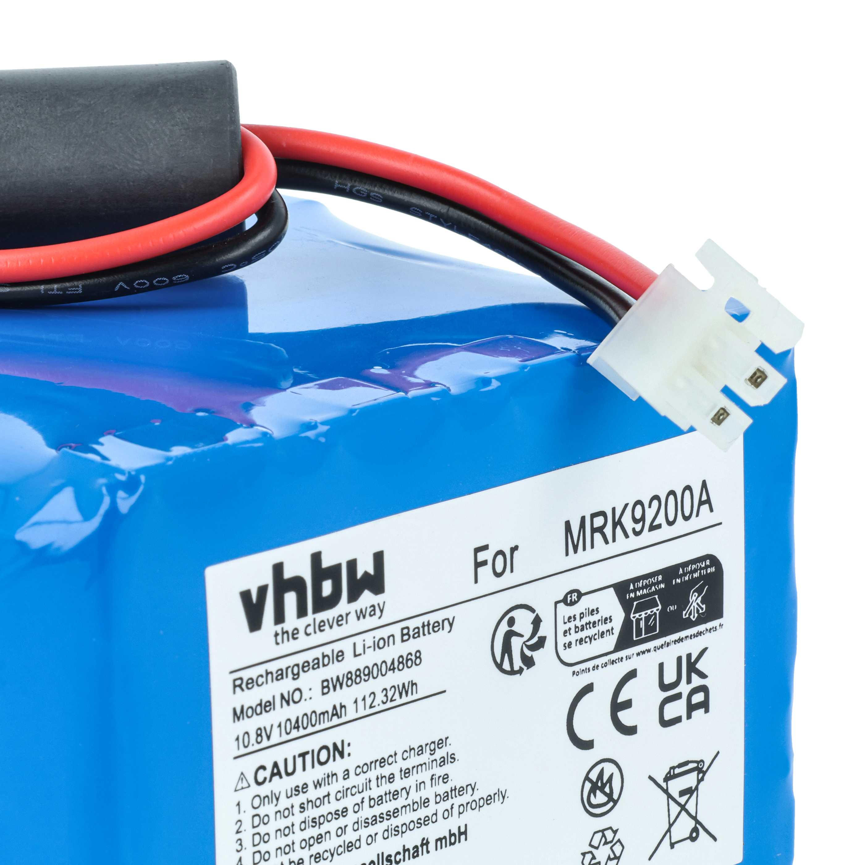 Blaue Batterie mit schwarzen und roten Drähten. Weißer Stecker und Etikett mit Text und Symbolen sichtbar.