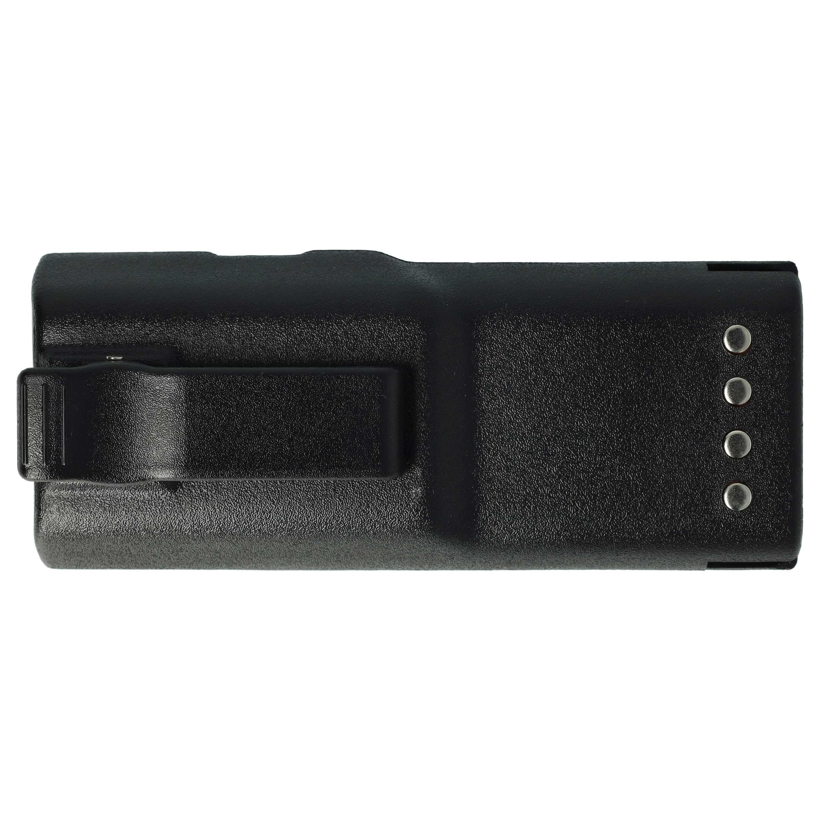 Ein schwarzes, rechteckiges Akkupack mit Gürtelclip links und vier kreisförmigen Metallkontakten rechts.