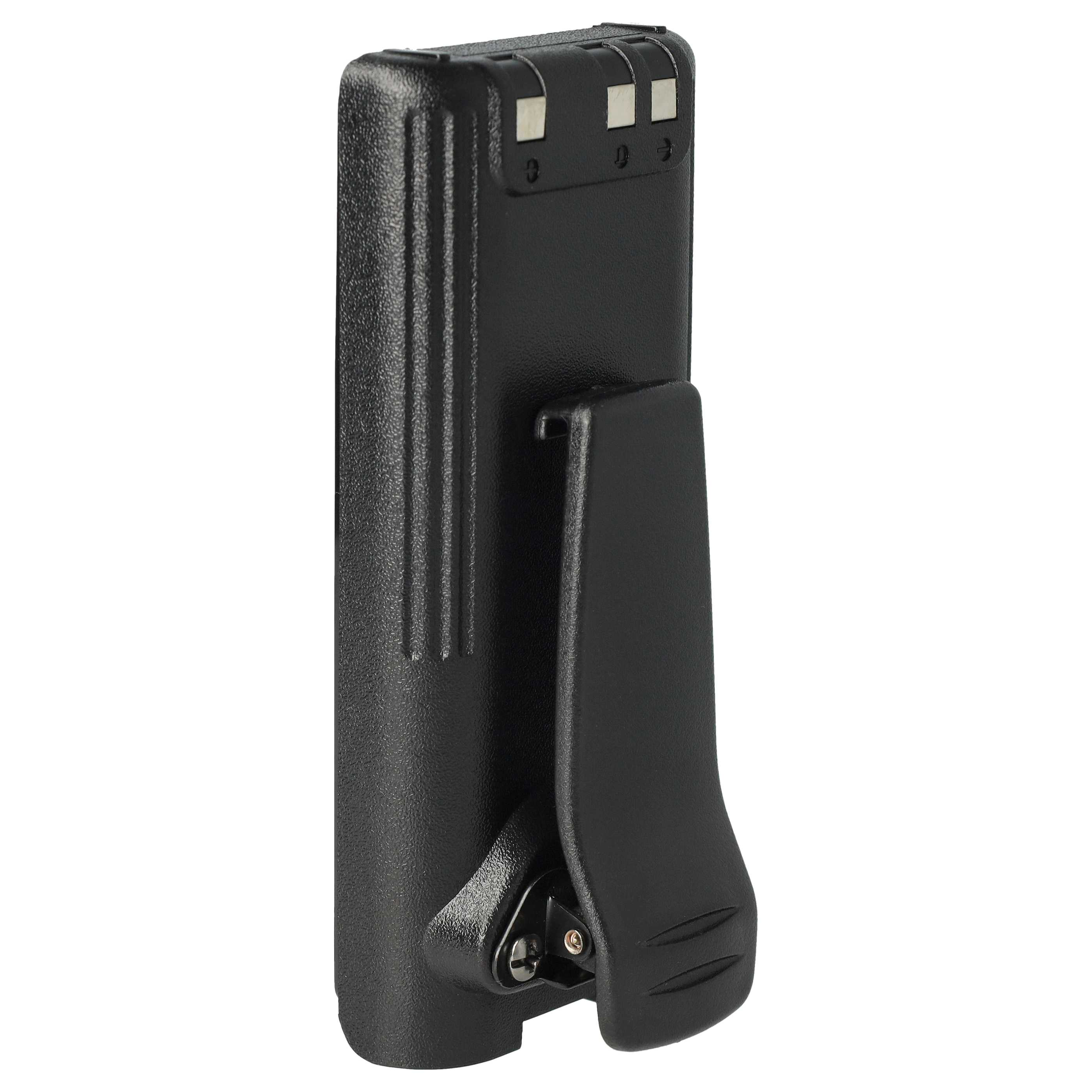 Ein schwarzer Funkgerät-Akku mit Gürtelclip. Der Akku ist rechteckig und hat drei silberne Kontaktpunkte oben.