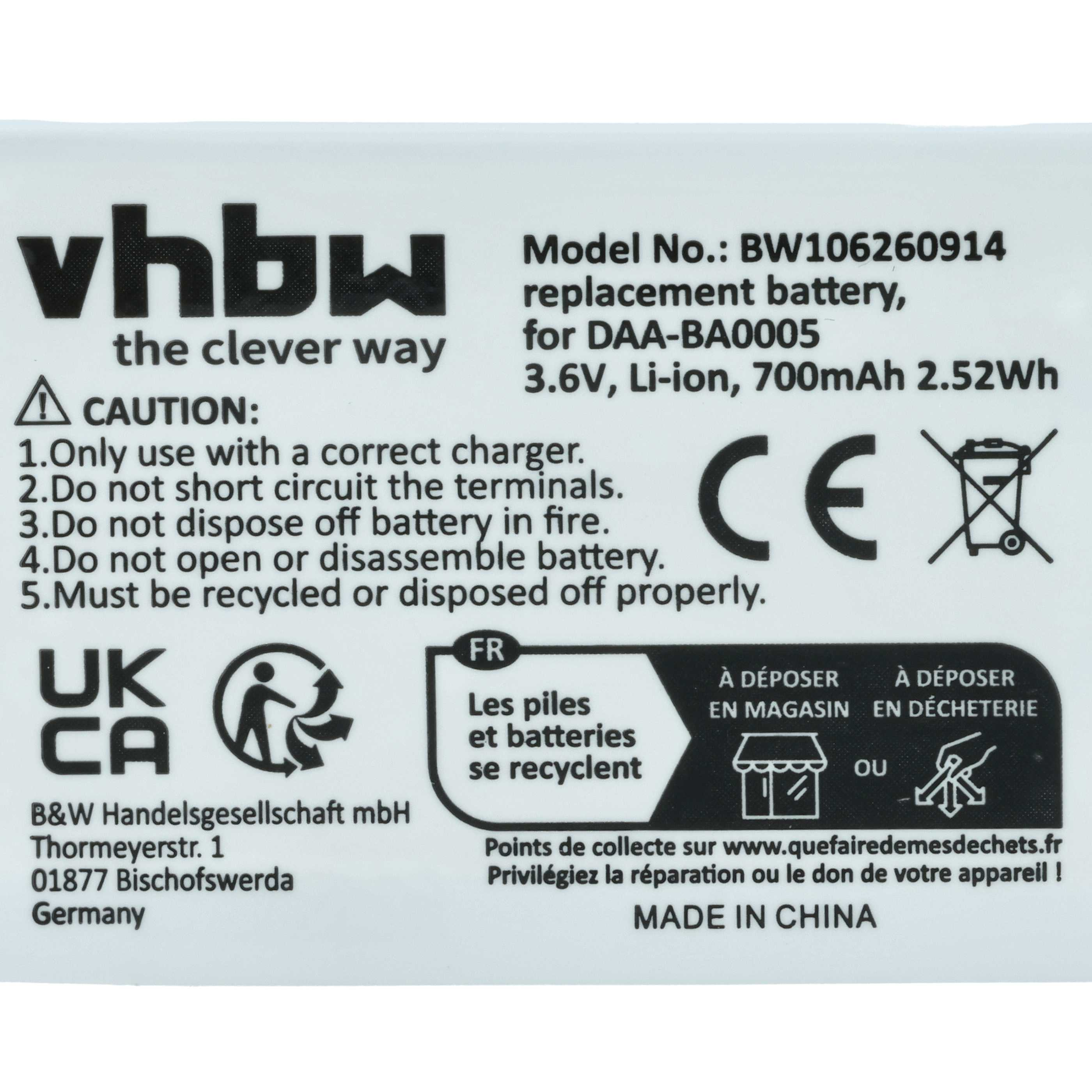 Ein weißes Etikett mit schwarzem Text, das Batteriespezifikationen, Sicherheitshinweise und Recycling-Symbole enthält.