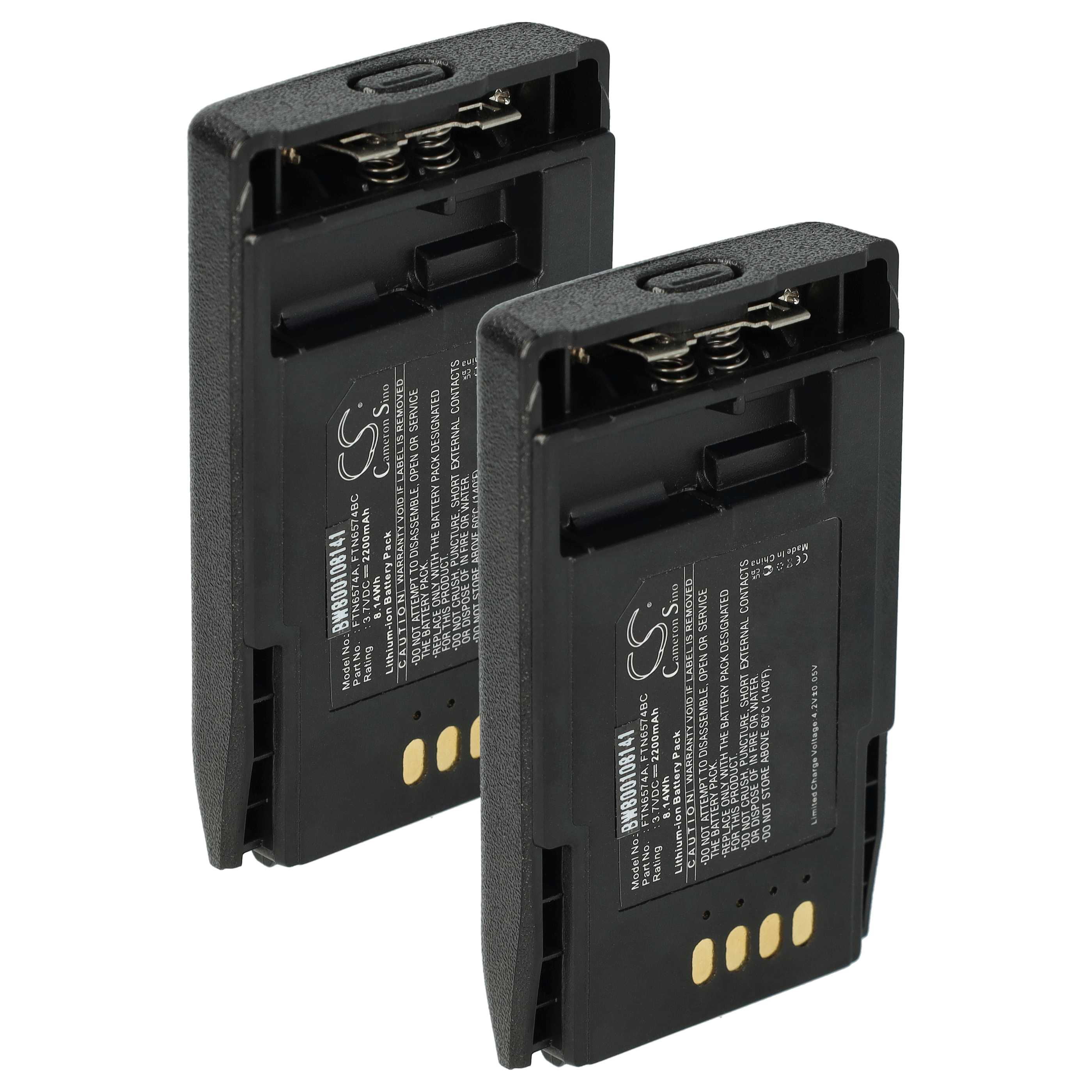 Zwei schwarze rechteckige Batterien mit Etiketten auf weißem Grund. Sie haben Metallkontakte und Lüftungslöcher.