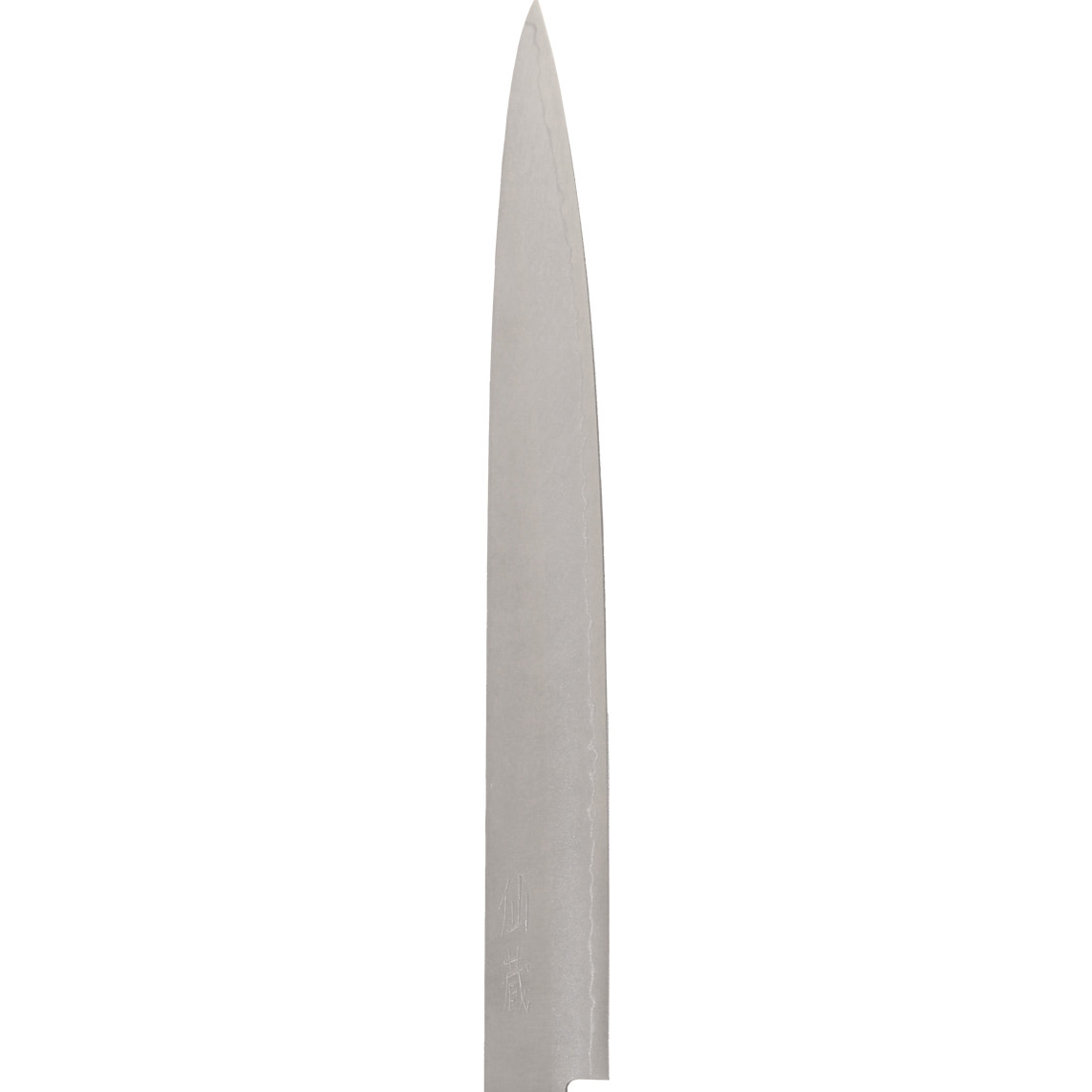 Nahaufnahme eines japanischen Messers. Es ist silberfarben und hat eine scharfe Spitze. Der Hintergrund ist weiß.