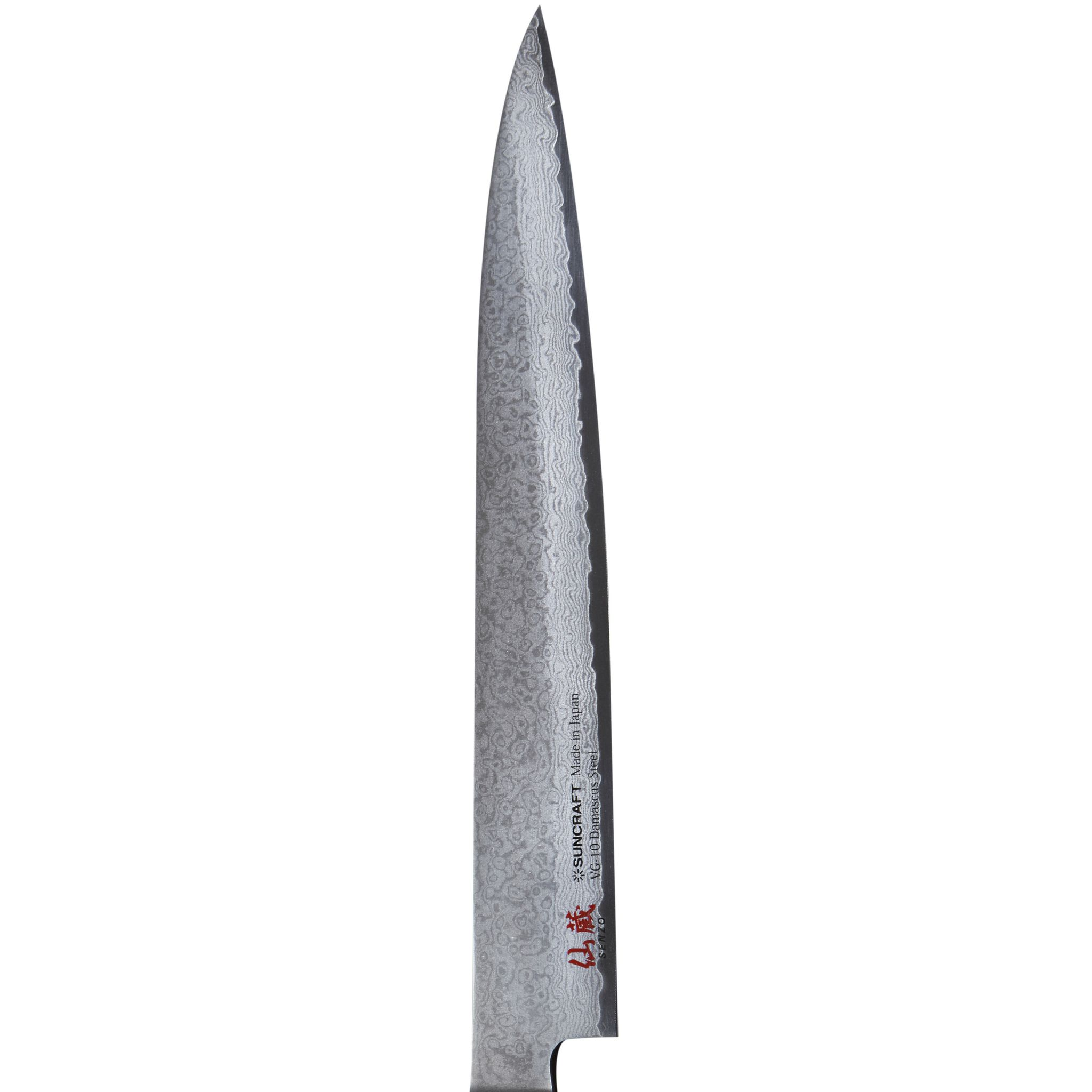 Nahaufnahme eines japanischen Messers, silberne Klinge mit komplizierten Mustern, scharfe Spitze, schwarzer Griff, weißer Hintergrund.