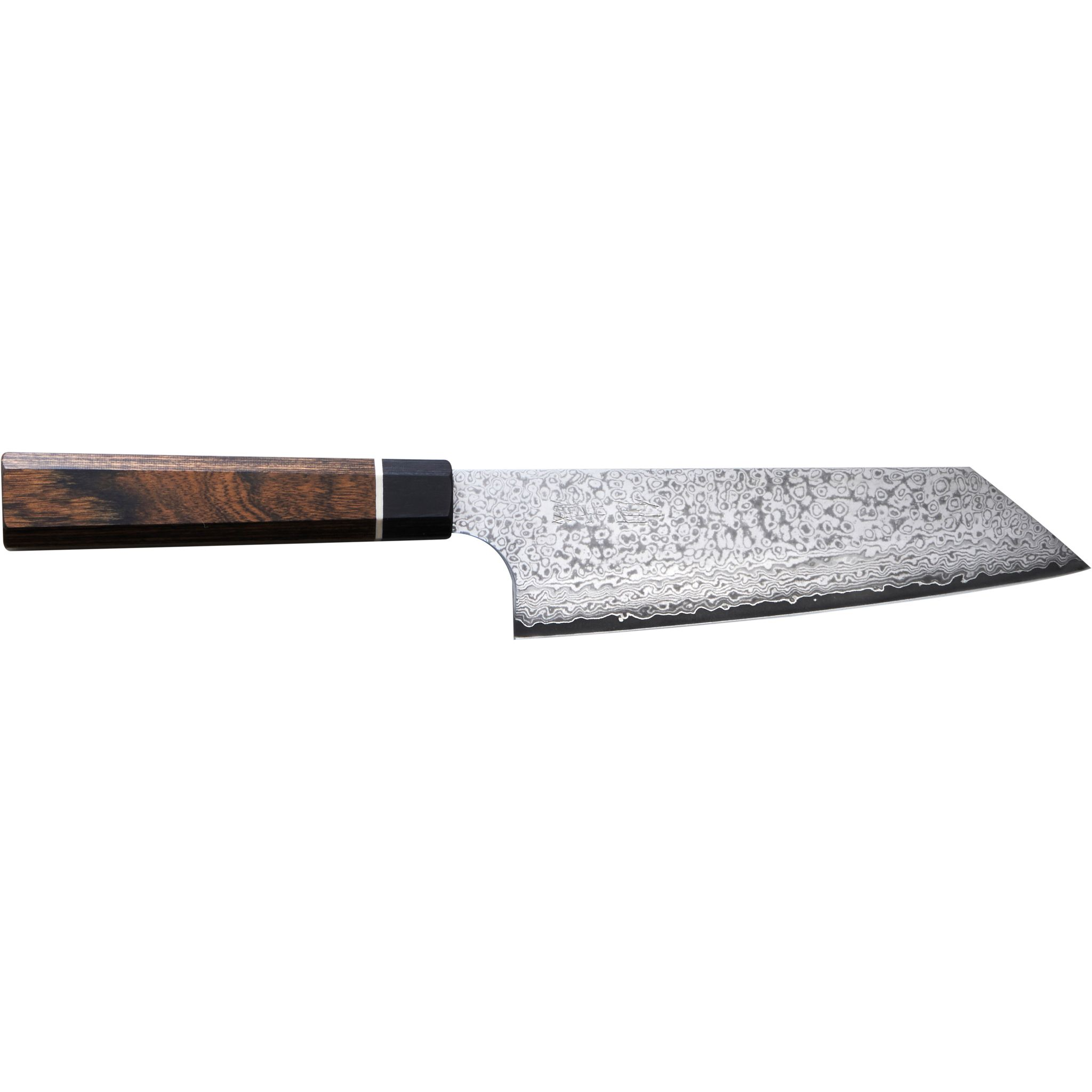 Ein japanisches Kochmesser auf weißem Hintergrund. Es hat einen Holzgriff und eine gemusterte Klinge.