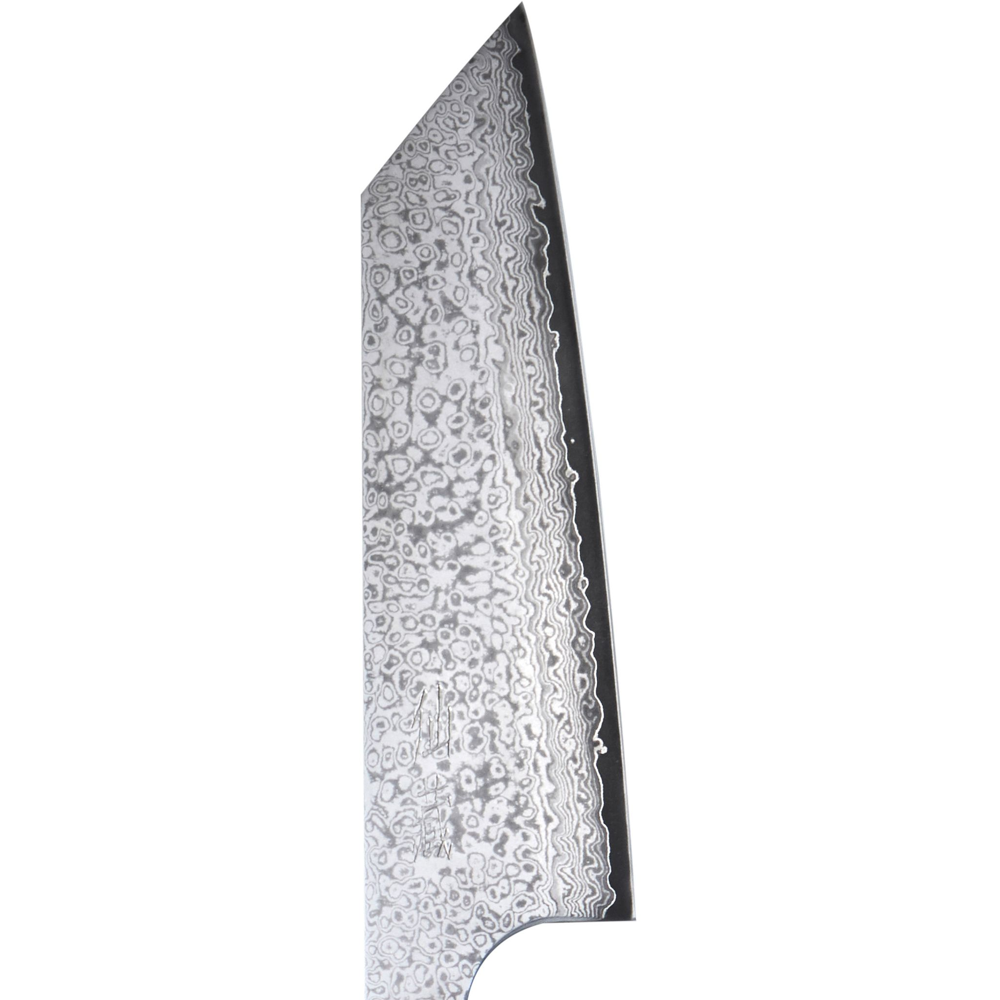 Nahaufnahme einer japanischen Messerklinge. Sie hat eine gemusterte Stahlklinge mit schwarzer Kante, vor weißem Hintergrund.