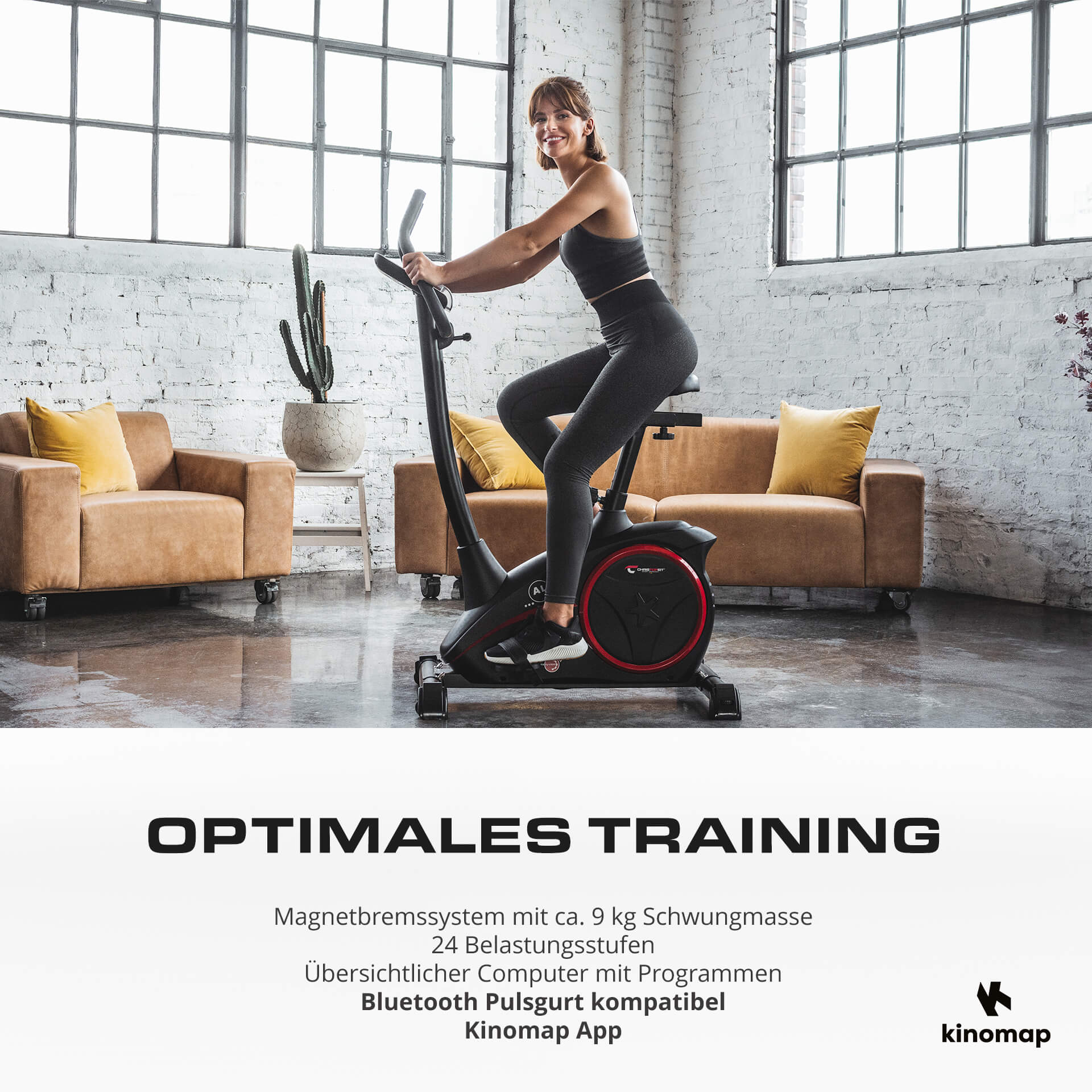 Eine Frau lächelt, während sie ein Heimtrainer benutzt. Hinter ihr sind Fenster, Sofas und ein Kaktus. Das Fahrrad ist schwarz und rot.