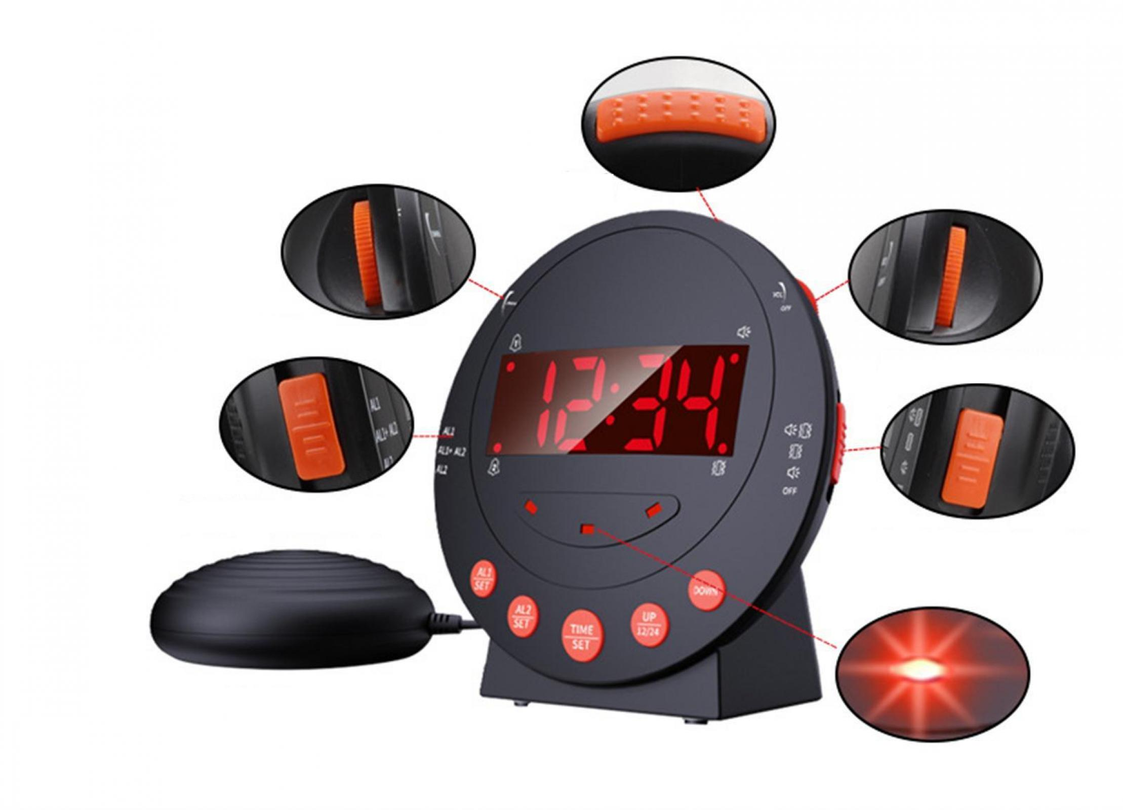 Schwarzer digitaler Wecker mit orangefarbenen Knöpfen und roter Anzeige mit 12:34. Mehrere vergrößerte Knöpfe sind um die Uhr herum abgebildet.