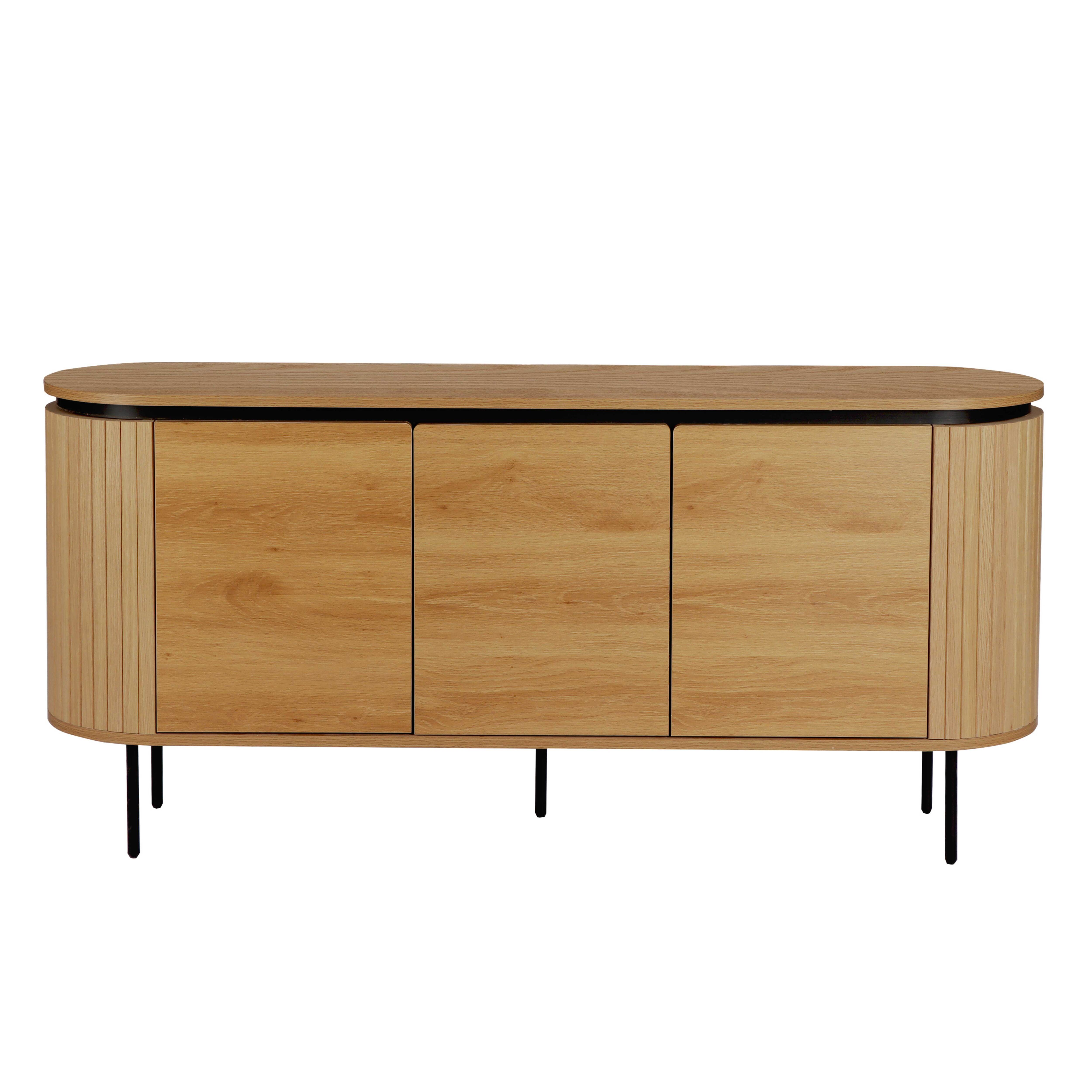 Holzschrank mit drei Türen, schwarzen Beinen und abgerundeter Oberseite. Hellbraune Holzfarbe.