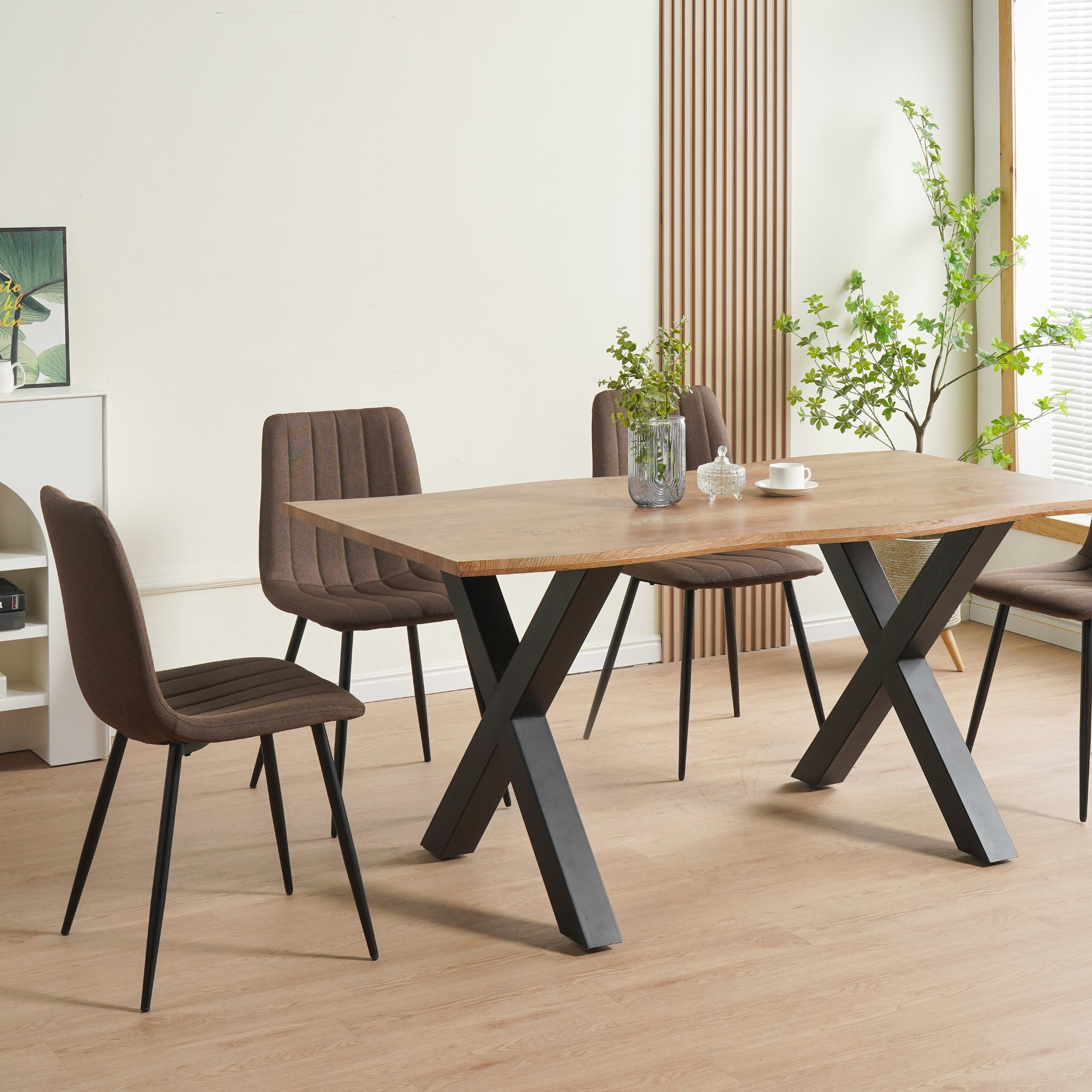 Esszimmer mit Holztisch, vier Stühlen, Vase und Pflanze. Der Raum hat eine neutrale Farbgebung.