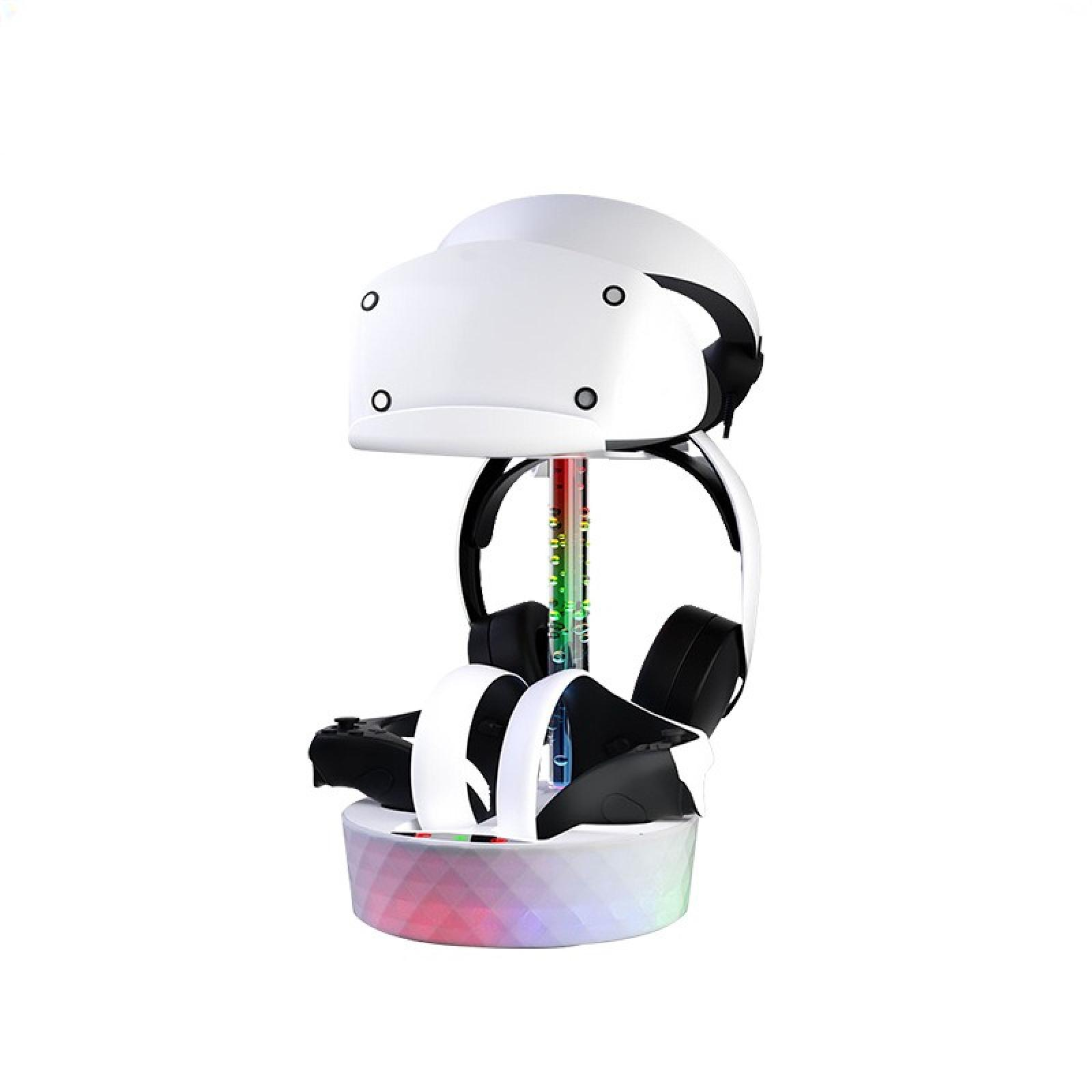 Weißes VR-Headset auf einem Ständer. Schwarze Kopfhörer und Controller sind vorhanden. Die Basis hat bunte Lichter.