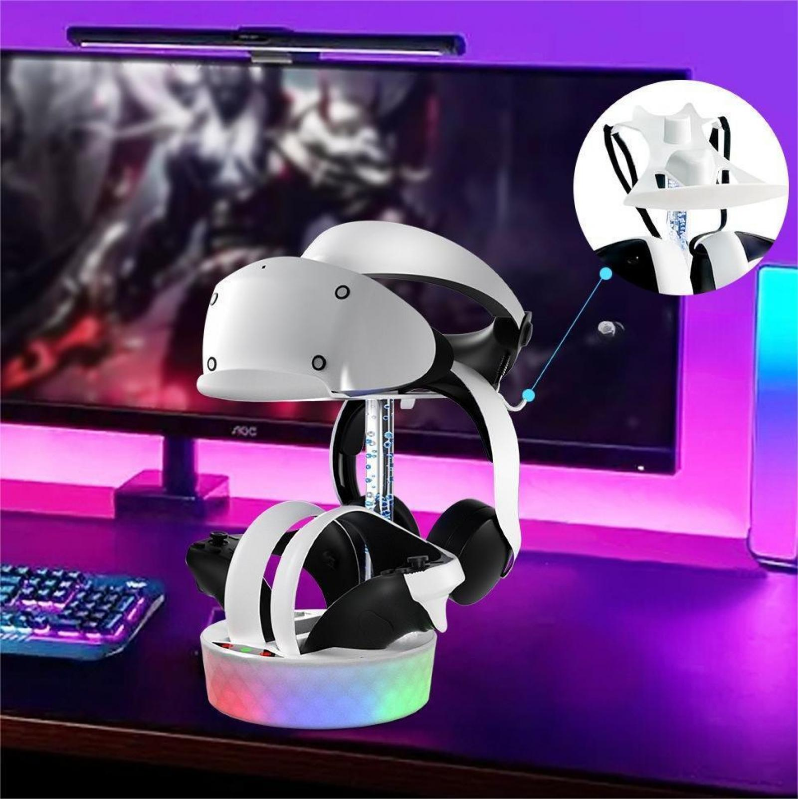 VR-Headset und Controller auf einem Ständer mit leuchtendem Sockel, neben Monitor und Tastatur, mit violettem Farbton.