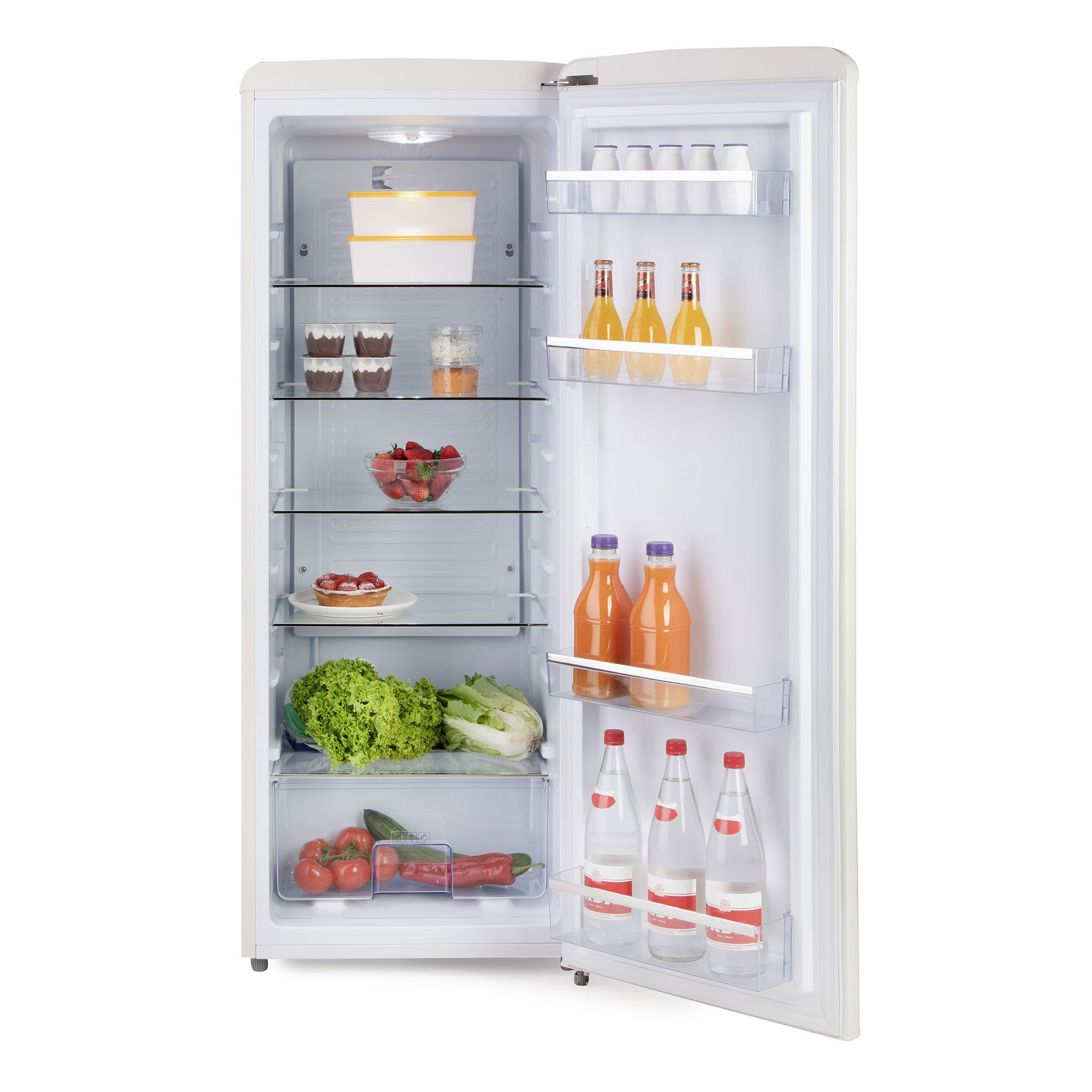 Frigorifero aperto con vari alimenti: succo, bottiglie d'acqua, frutta, verdura e dessert. Il frigo è bianco e ben organizzato.