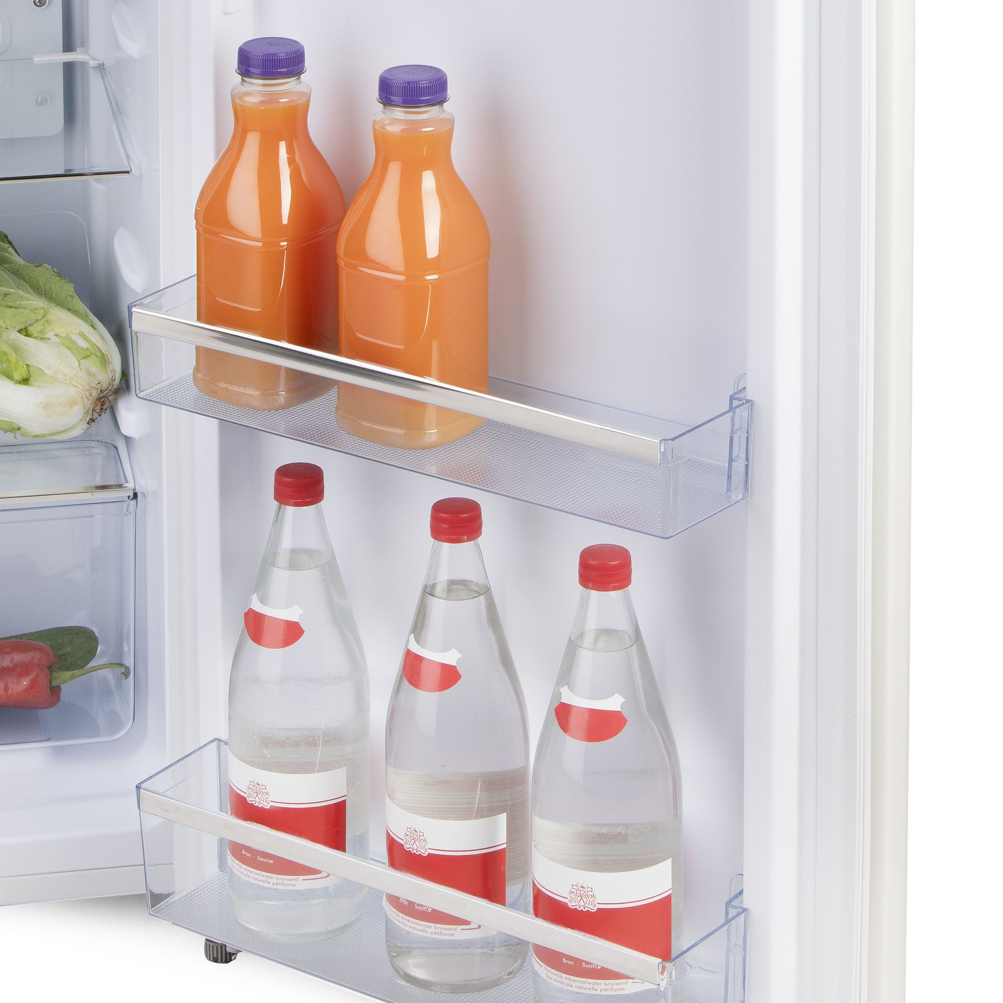 All'interno di un frigorifero, sono visibili due bottiglie di succo e tre bottiglie d'acqua. Sono presenti anche verdure.