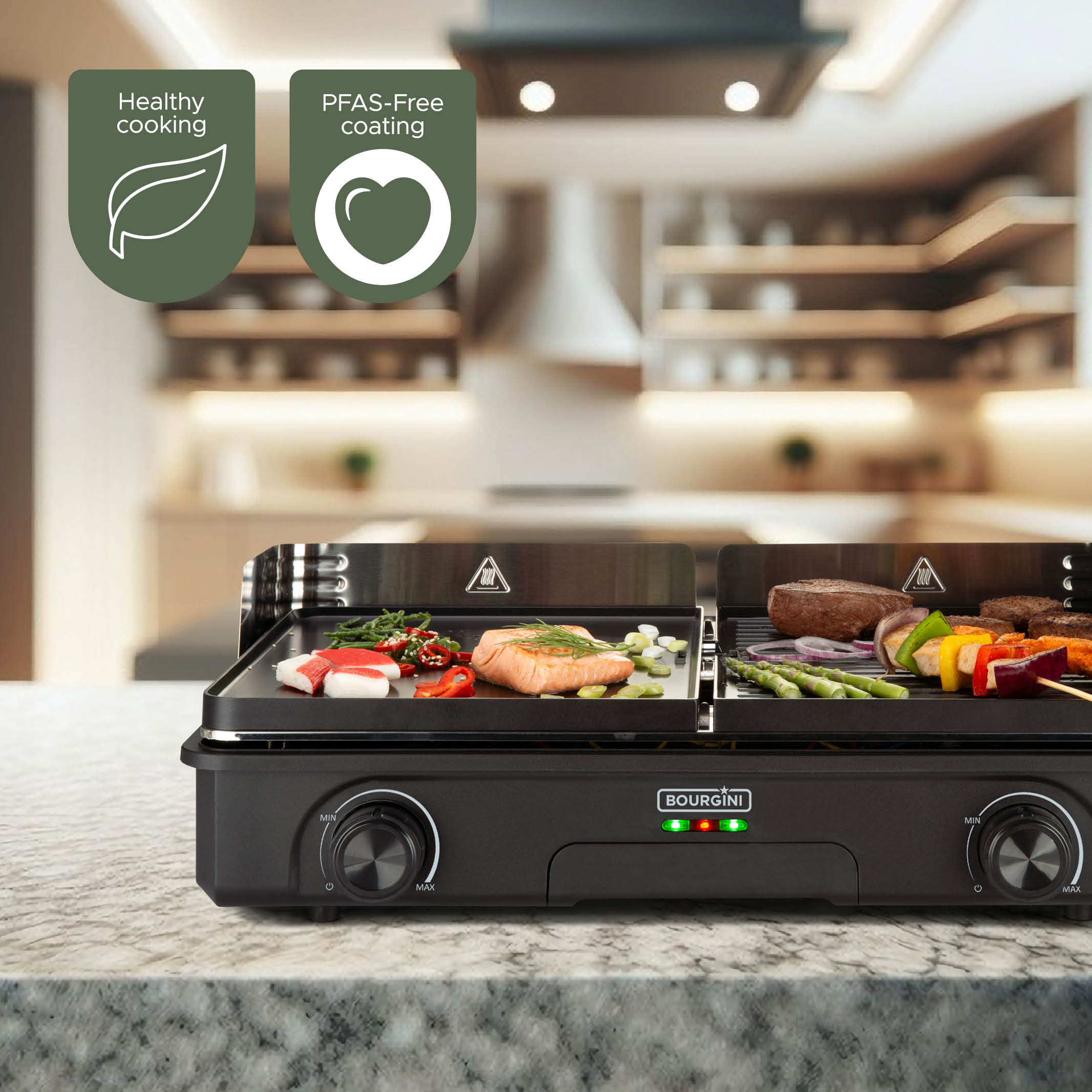 Elektrischer Grill mit Essen. Lachs, Spieße und Gemüse liegen auf dem Grill. Gesunde Küche und PFAS-freie Beschichtung.