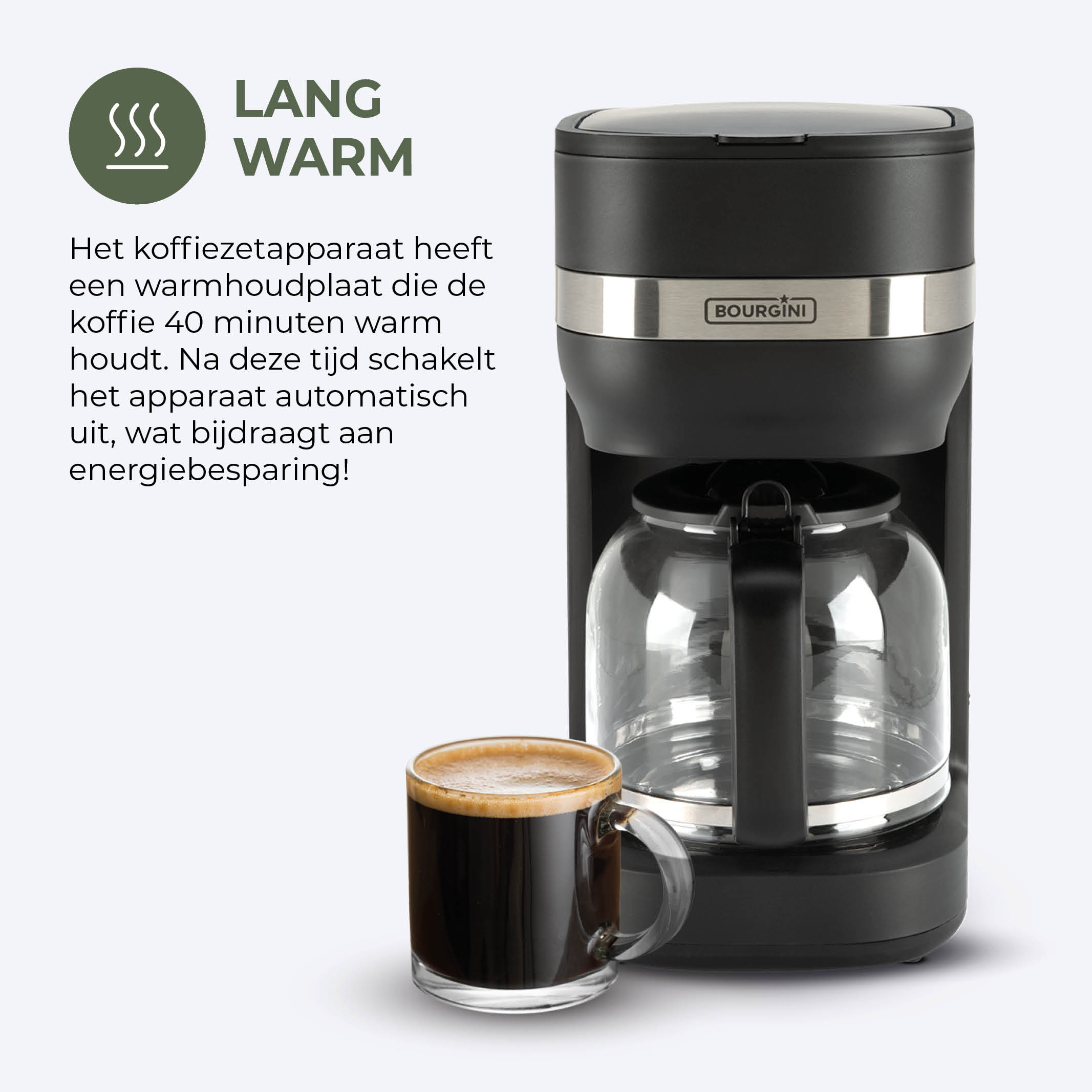 Een zwarte koffiemachine en een glazen mok gevuld met koffie. Tekst staat linksboven.