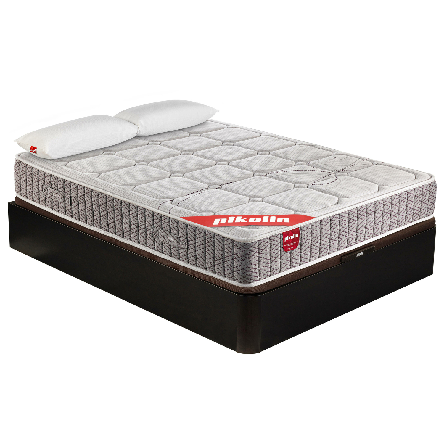 Una cama con dos almohadas blancas, un colchón con logotipo de marca y una base de madera oscura. El colchón es blanco y gris.