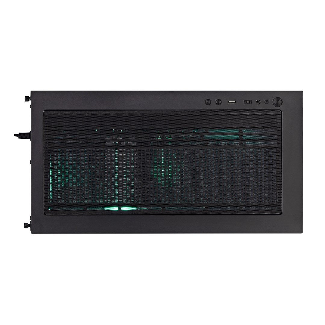 Parte anteriore di un case nero con pannello a rete. Luci verdi brillano attraverso la rete. Porte USB e pulsanti in alto.