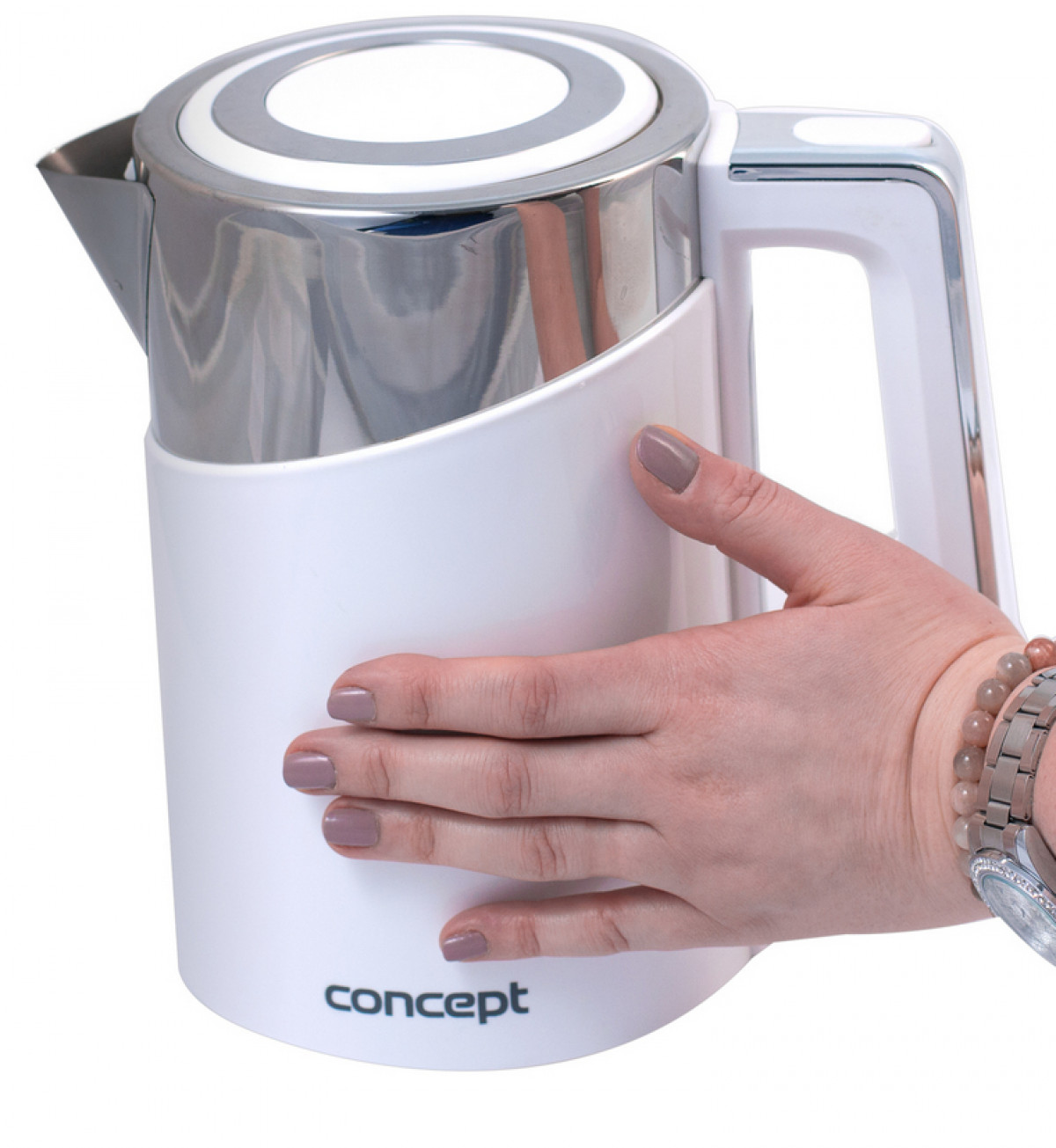 Une bouilloire électrique blanche et argentée tenue par une main avec du vernis à ongles. La bouilloire porte la mention 'concept'. Une montre et un bracelet sont visibles.