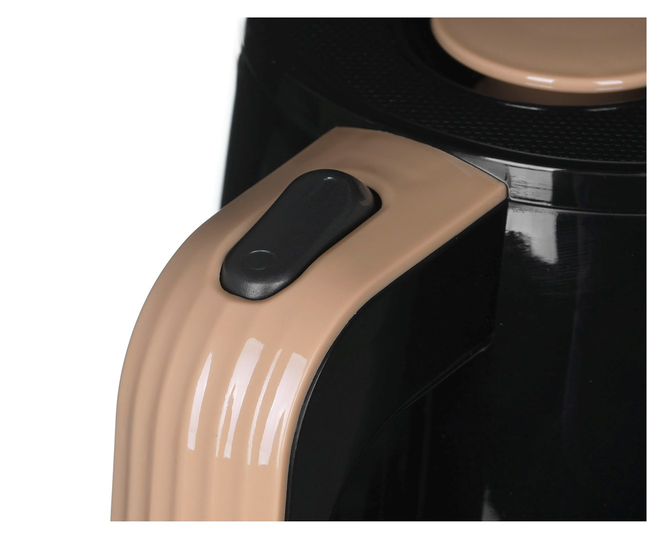 Primo piano di una caffettiera. Ha un corpo nero, un manico beige con un interruttore nero e un coperchio beige.