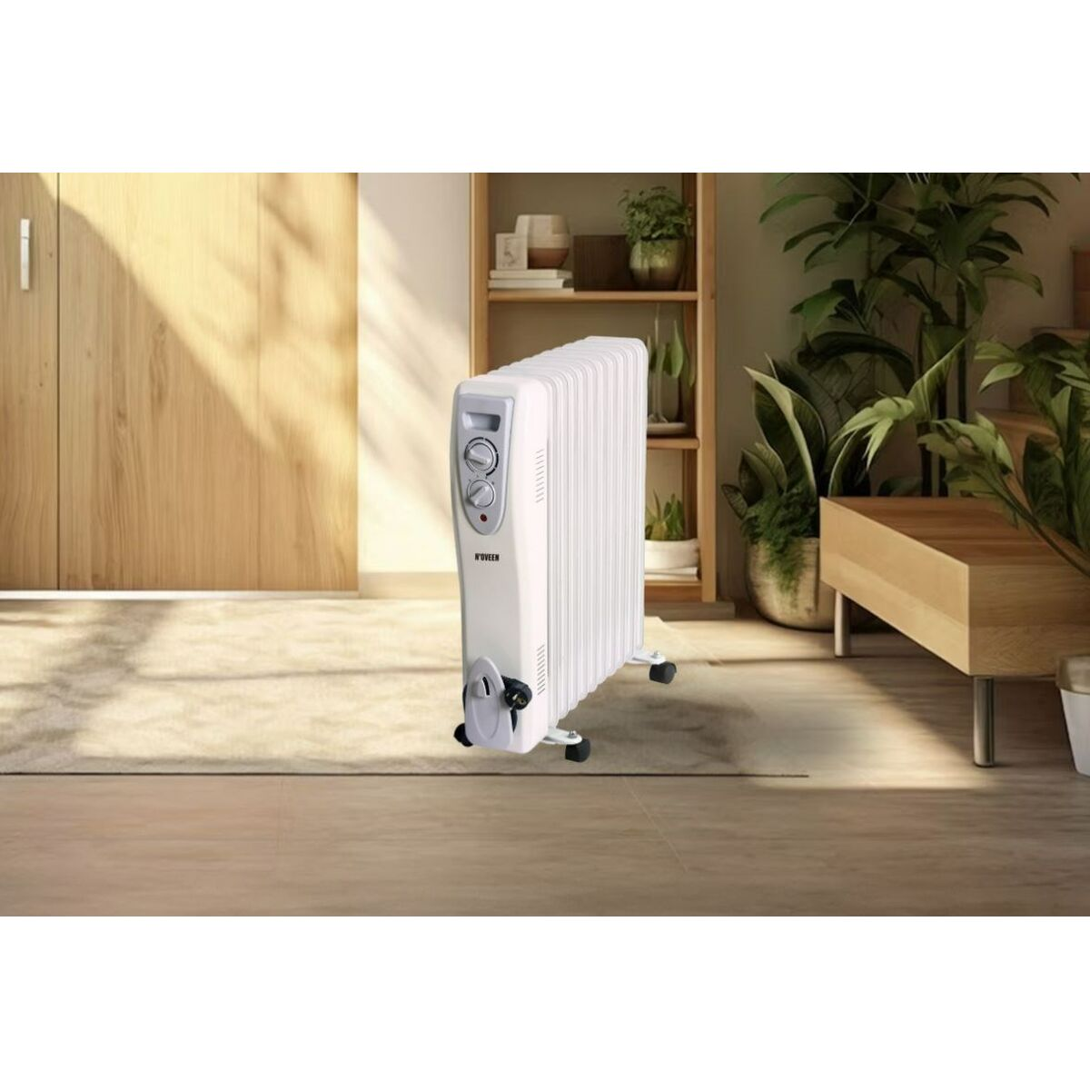 Un radiatore a olio bianco è in una stanza. Una porta di legno e una libreria con piante sono sullo sfondo.