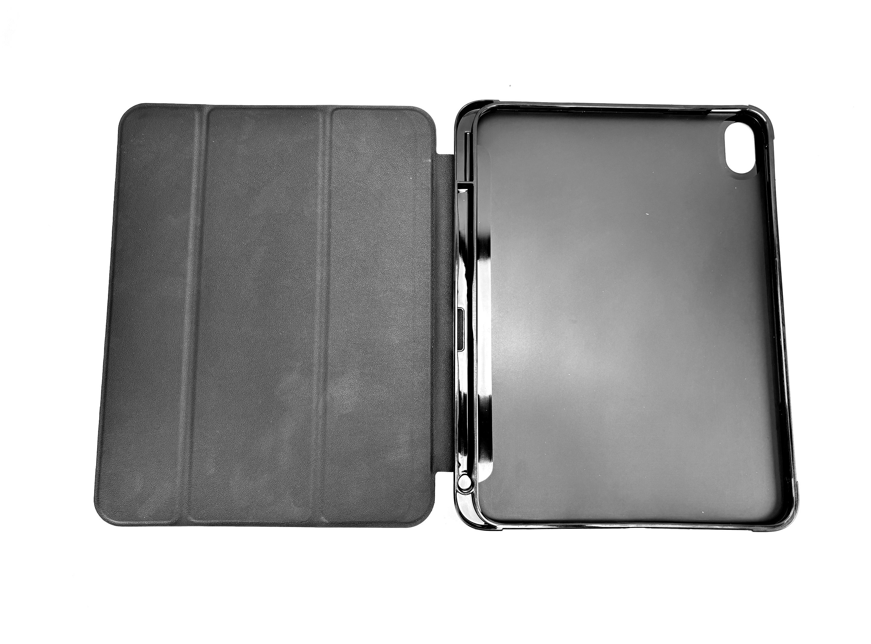 Una custodia per tablet nera aperta con un coperchio chiuso e un tablet all'interno, su sfondo bianco.