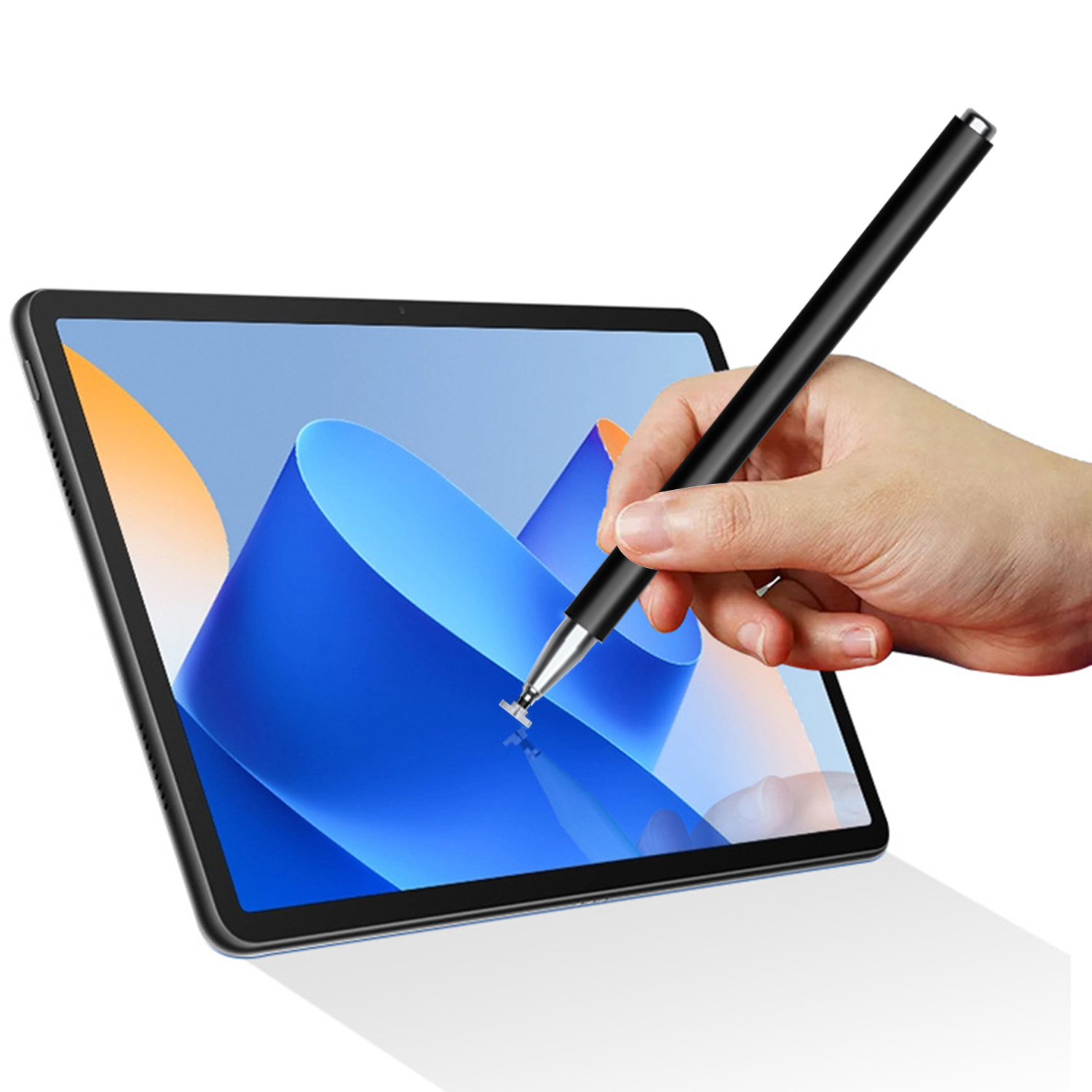 Dłoń trzyma czarny rysik nad tabletem. Tablet wyświetla niebieskie abstrakcyjne kształty. Białe tło.