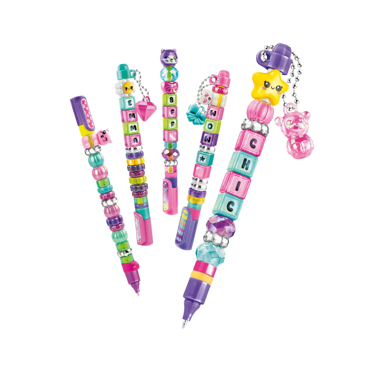 Cinque penne colorate decorate con perline e ciondoli. Ogni penna ha un design diverso con lettere, stelle e ciondoli di animali.