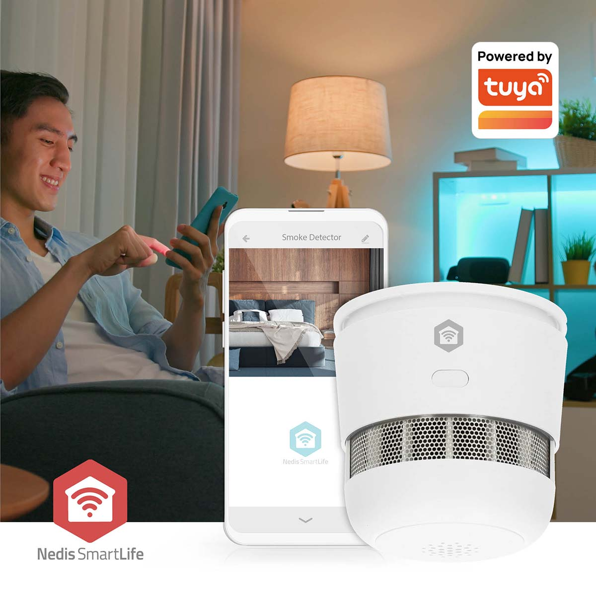 Ein Mann benutzt ein Smartphone, einen Rauchmelder und ein Telefon, das ein Schlafzimmer zeigt. Die Szene beinhaltet eine Lampe und Regale.