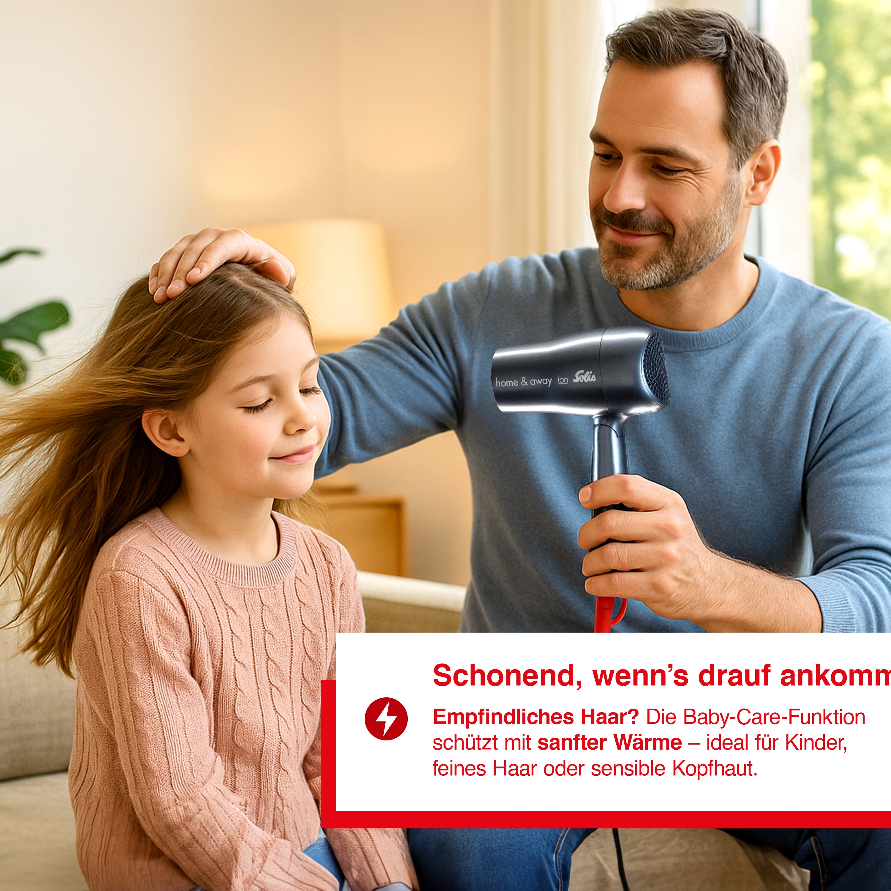 Mężczyzna suszy włosy dziewczynki suszarką. Dziewczynka ma zamknięte oczy. Widoczny jest również tekst na obrazku.