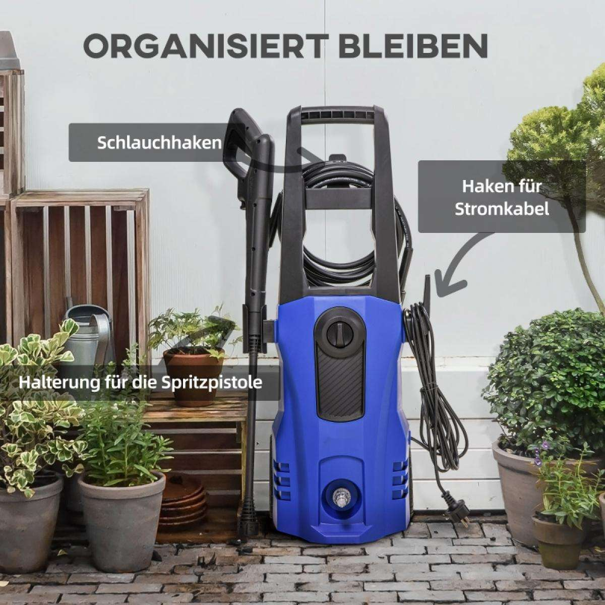Blauer Hochdruckreiniger mit schwarzen Details, Schlauch, Kabel und Pistolenhalter. Pflanzen und Holzkisten im Hintergrund auf Ziegelboden.