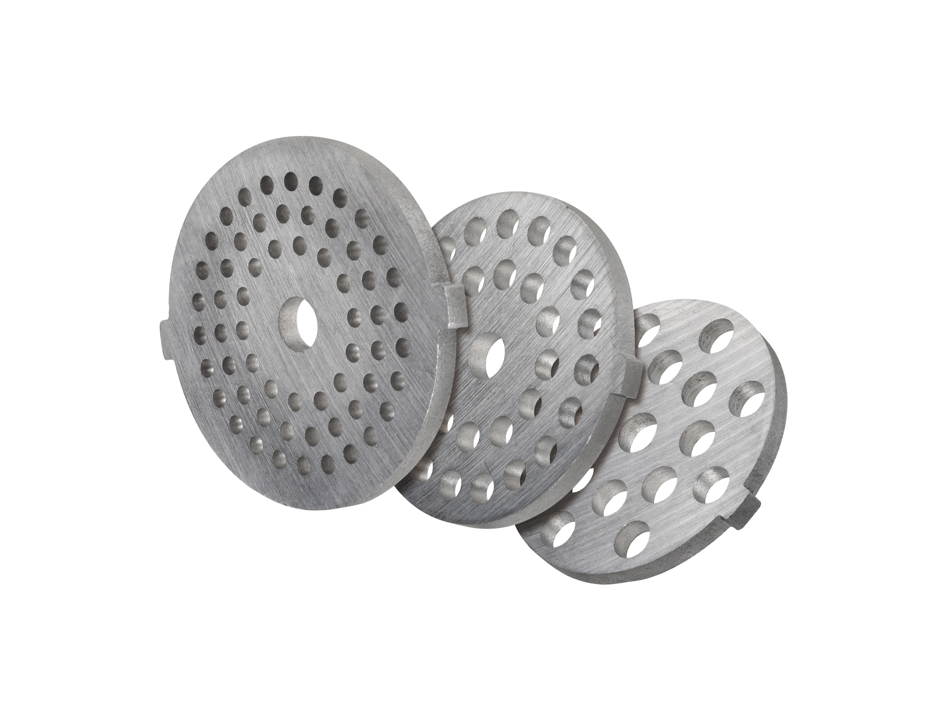 Trzy metalowe płyty do mielenia z wieloma otworami, ułożone ukośnie. Tło jest białe.