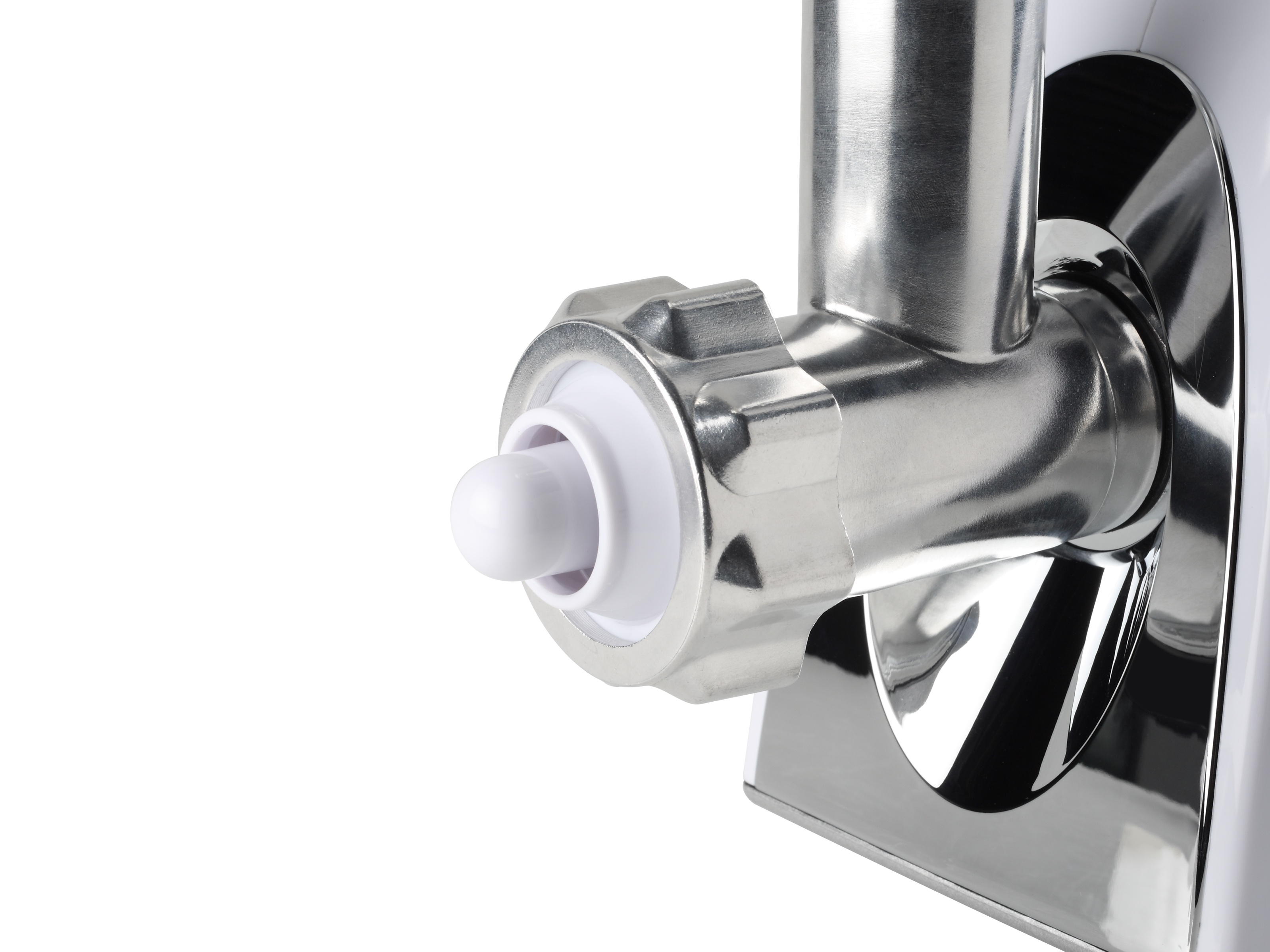 Zbliżenie maszynki do mięsa. Widoczne elementy ze stali nierdzewnej na białym tle.